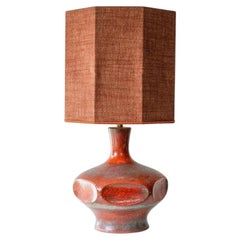 Lampe de table en céramique orange, abat-jour en soie fait sur mesure par R. Houben