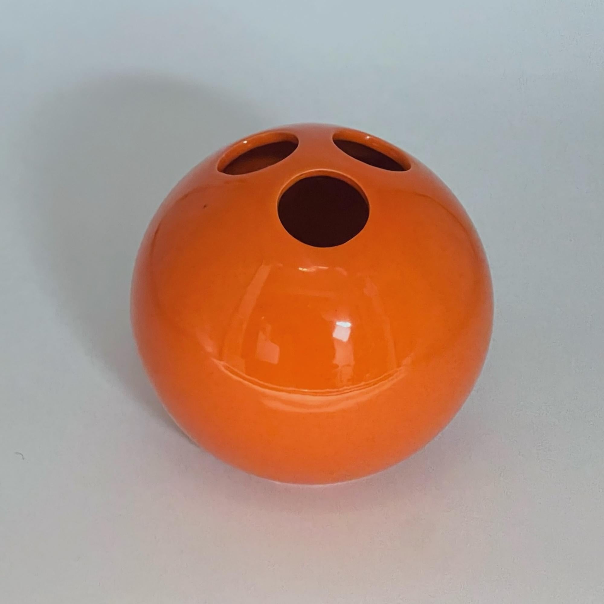 Orangefarbene Keramikvase „Bowling Ball“ von Enzo Bioli für Il Picchio, 1960er Jahre  im Angebot 1
