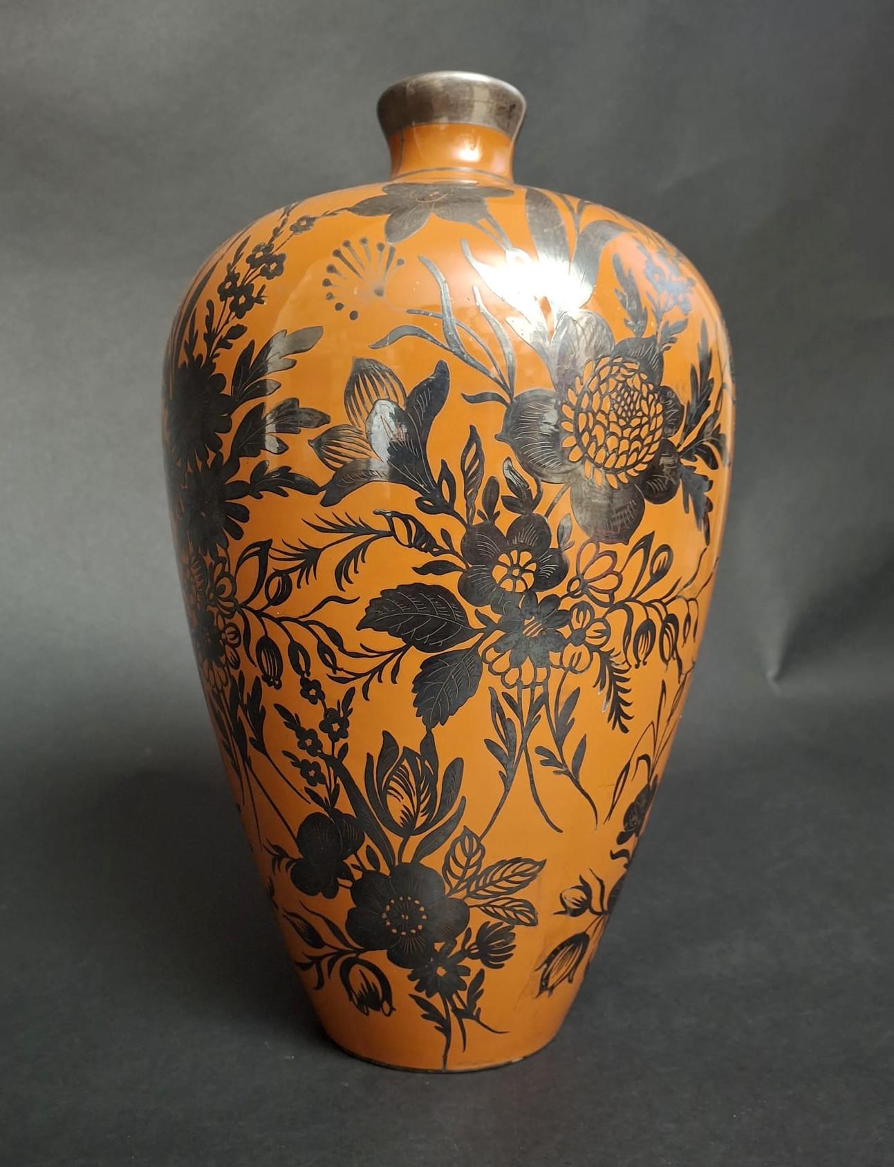 Vintage-Keramikvase mit orangefarbenem Hintergrund und floralem Silberüberzug, von Giovanni Gariboldi für Richard Ginori, nummeriert M 1721 / 451 E, hergestellt in Italien in den 1940er Jahren
Originalzeichen Unterseite
Maße: Durchmesser 8 Zoll,