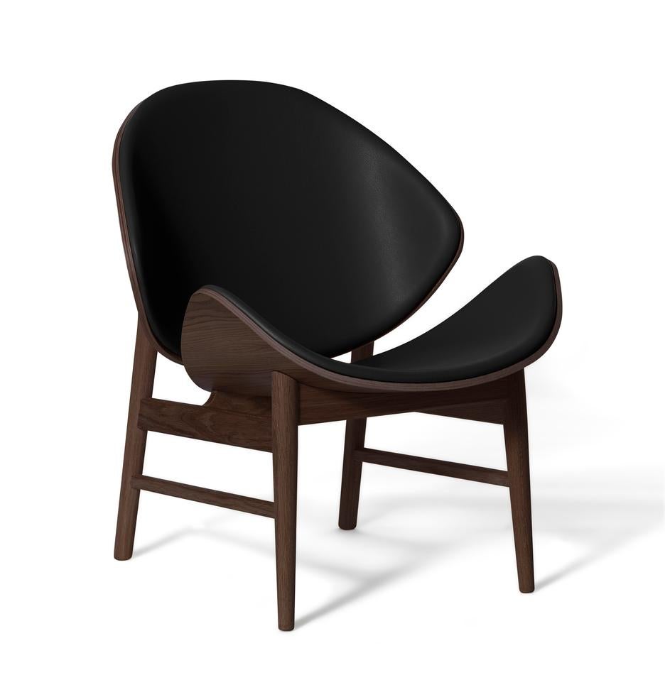 The orange chair challenger smoked oak black leather by Warm Nordic
Dimensions: D64 x W71 x H 78 cm
Material: Smoked solid oak base, Veneer seat and back, Textile or leather upholstery
Weight: 9 kg
Also available in different colours, materials
