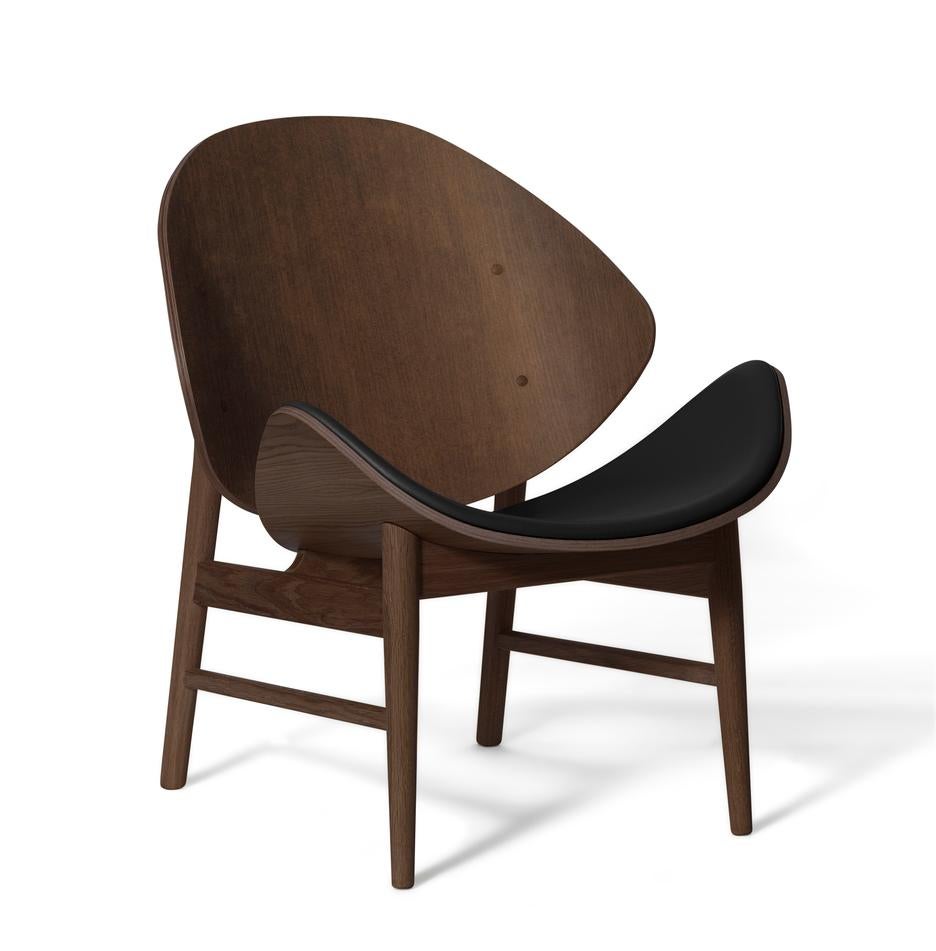 The orange chair challenger smoked oak black leather by Warm Nordic
Dimensions: D64 x W71 x H 78 cm
Material: Smoked solid oak base, Veneer seat and back, Textile upholstery
Weight: 9 kg
Also available in different colours, materials and