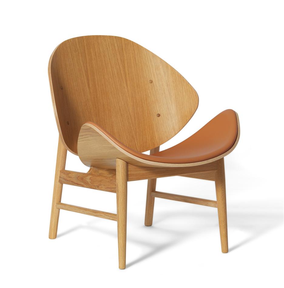 The orange chair challenger white oiled oak cognac by Warm Nordic.
Dimensions: D64 x W71 x H 78 cm.
Material: smoked solid oak base, veneer seat and back, textile or leather upholstery
Weight: 9 kg
Also available in different colours, materials