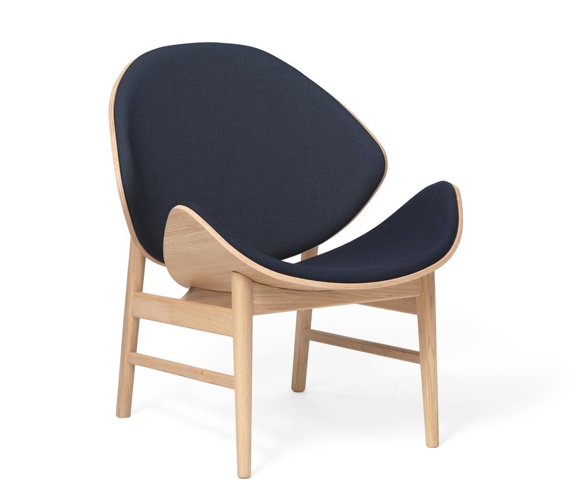 The orange chair vidar white oiled oak navy blue by Warm Nordic
Dimensions: D 64 x W 71 x H 78 cm
Material: Smoked solid oak base, Veneer seat and back, Textile or leather upholstery
Weight: 9 kg
Also available in different colours, materials