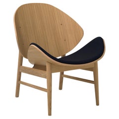 Chaise orange en chêne huilé blanc de couleur bleu nuit par Warm Nordic