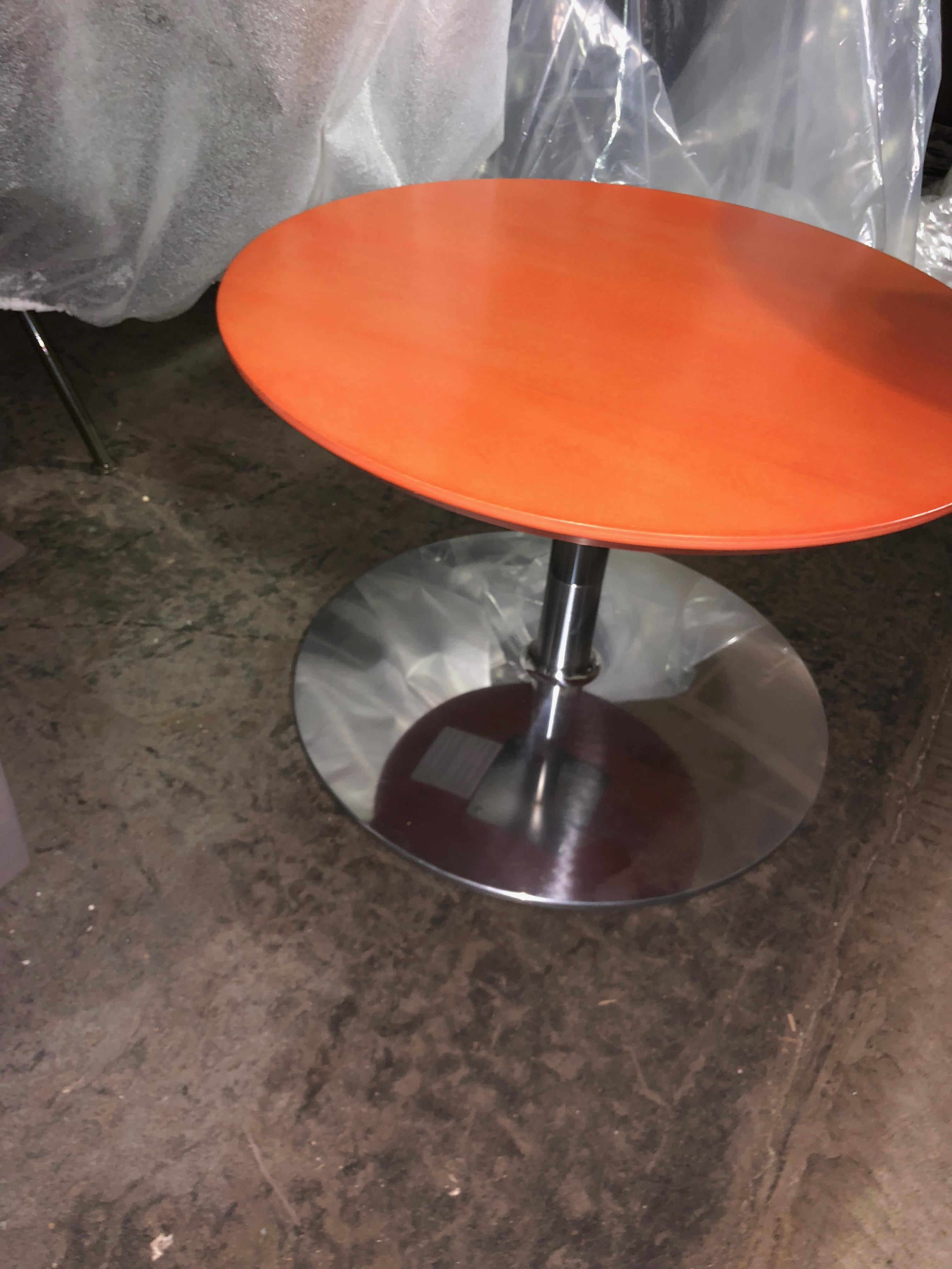 The foot as a perfect circle and the result is a beautiful table. A simple design is a delight forever. The base is chrome-plated and the tabletop is made of veneer.
Base
Polished aluminium disc with chrome tube.