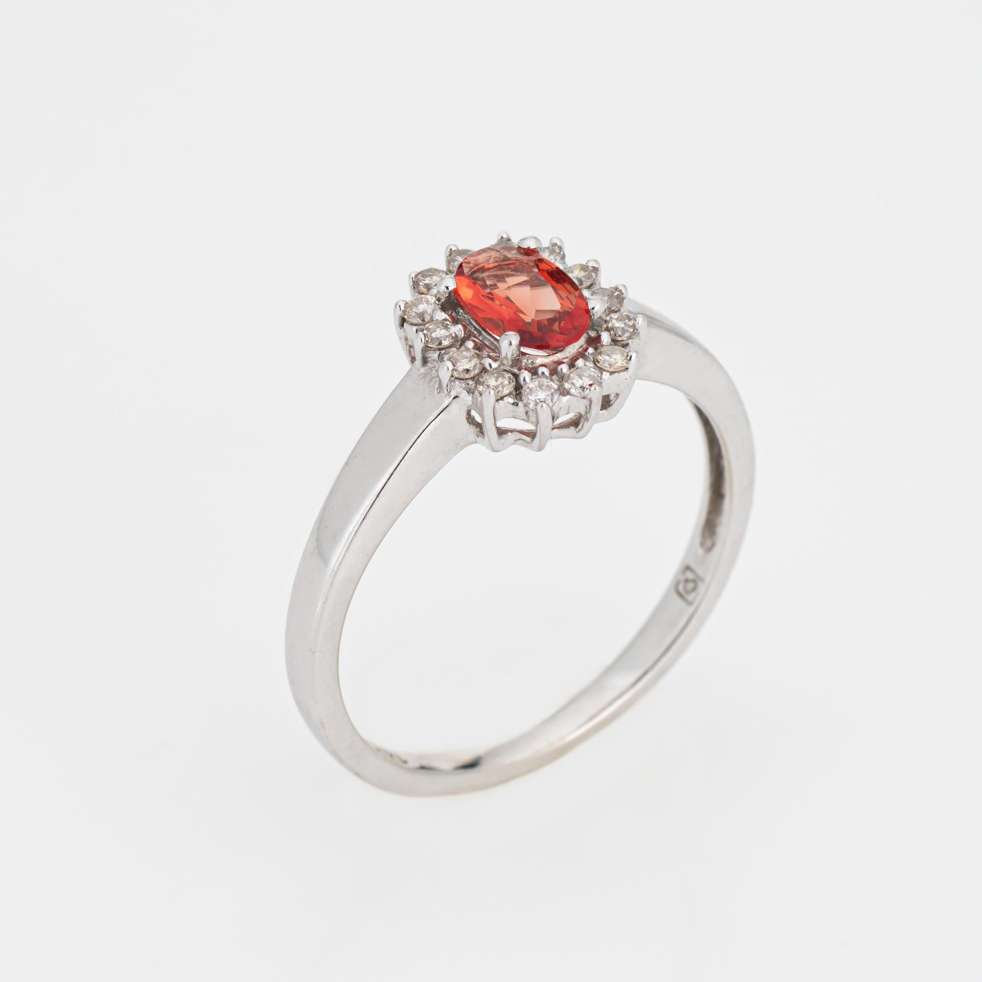 Stilvoller, zeitgenössischer Ring aus 14-karätigem Weißgold mit orangefarbenem Citrin und Diamanten (ca. 2000er Jahre). 

Der facettierte, oval geschliffene orangefarbene Citrin misst 6 mm x 4 mm (geschätzter Wert: 0,65 Karat). Runde Diamanten im