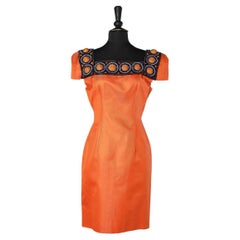 Orangefarbenes Cocktailkleid mit Perlen- und Fädenstickereien von Gai Mattiolo Couture 