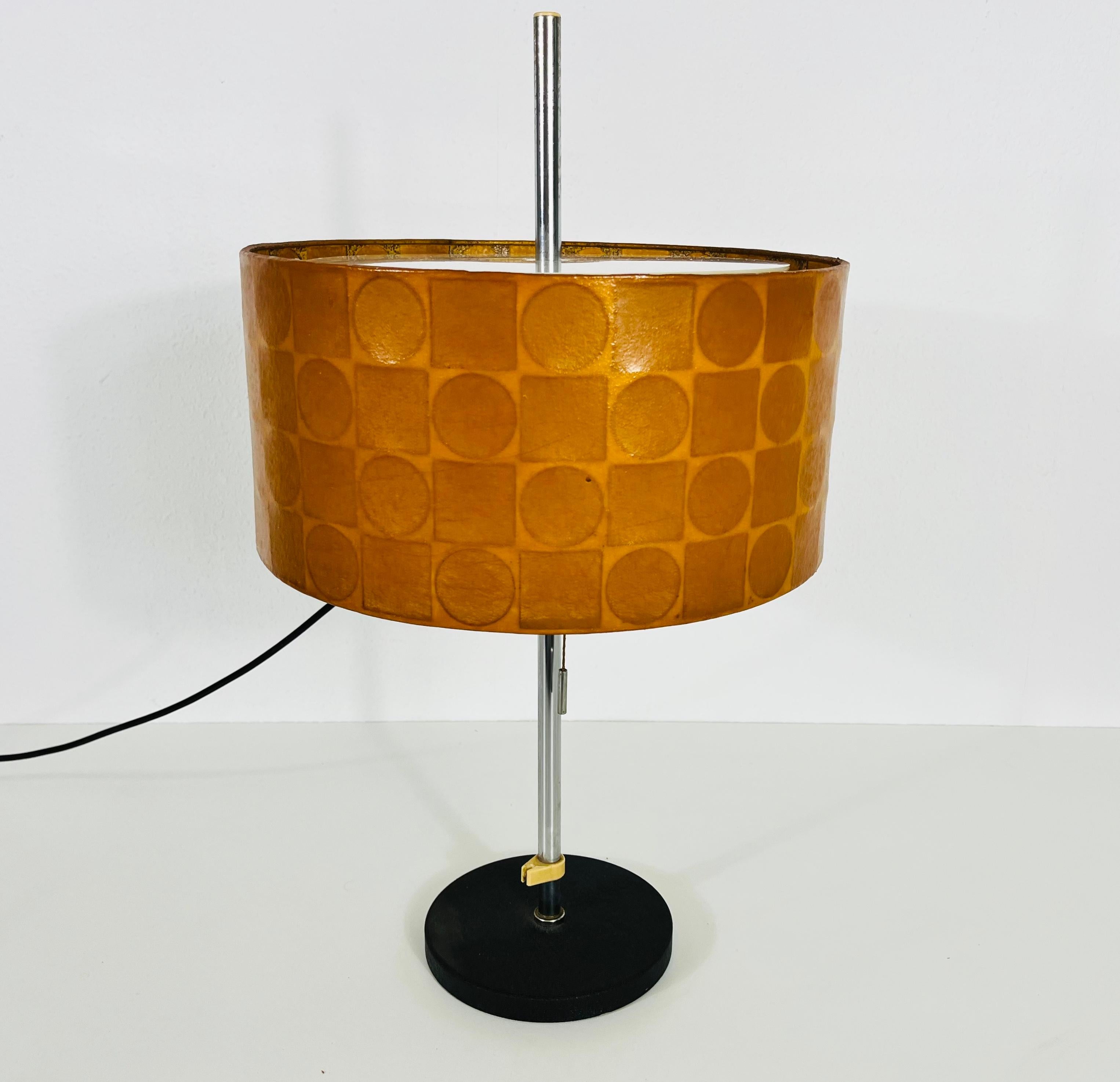 Lampe de table Cocoon fabriquée en Allemagne par Goldkantin dans les années 1960. L'abat-jour est en cocon et a une belle forme. 

La lampe nécessite une ampoule E27 (US E26). Fonctionne avec les deux 120/220V. Bon état vintage.

Expédition