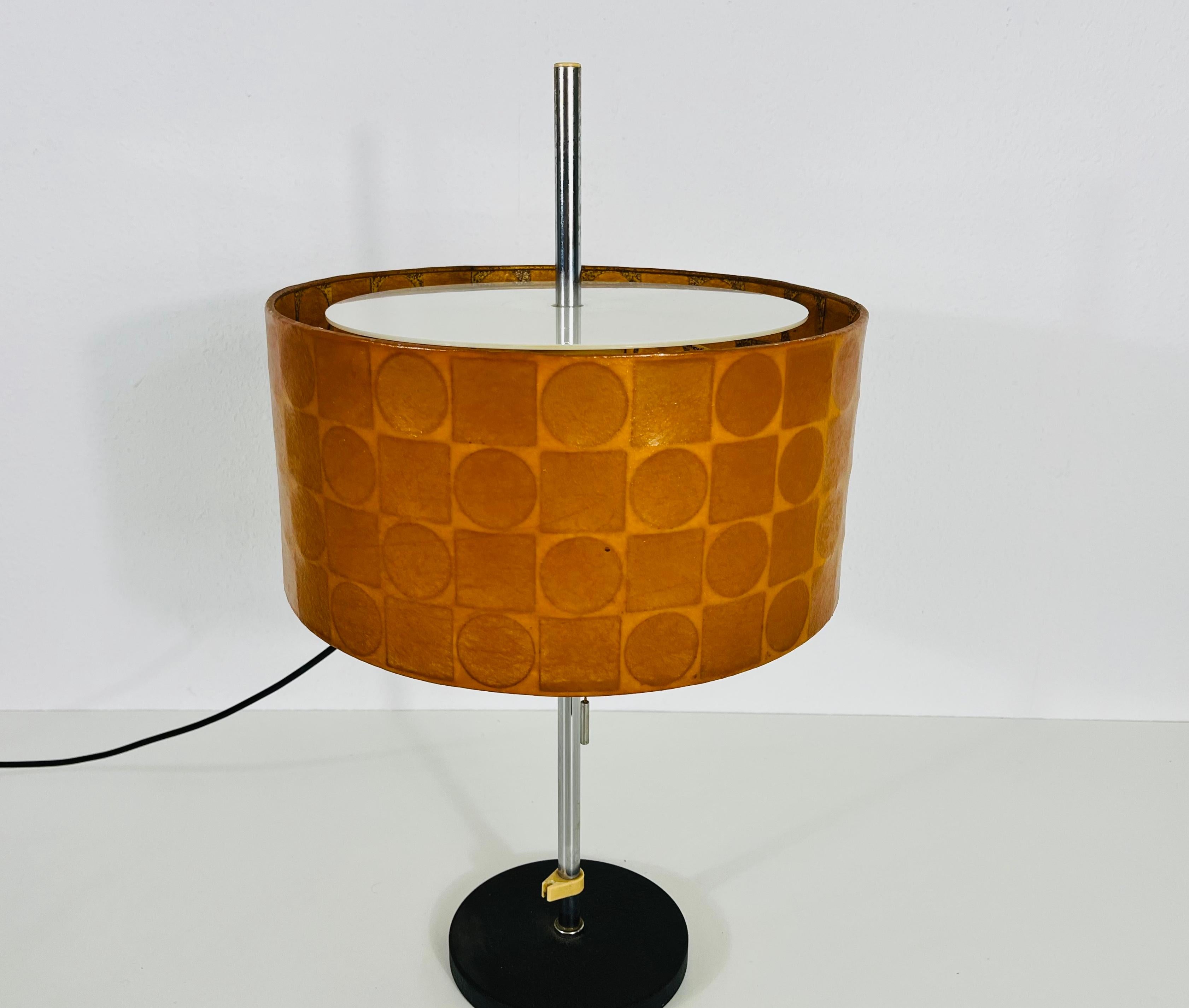 Orange orangefarbene Cocoon-Tischlampe von Goldkant, Deutschland, 1960er Jahre im Zustand „Gut“ im Angebot in Hagenbach, DE