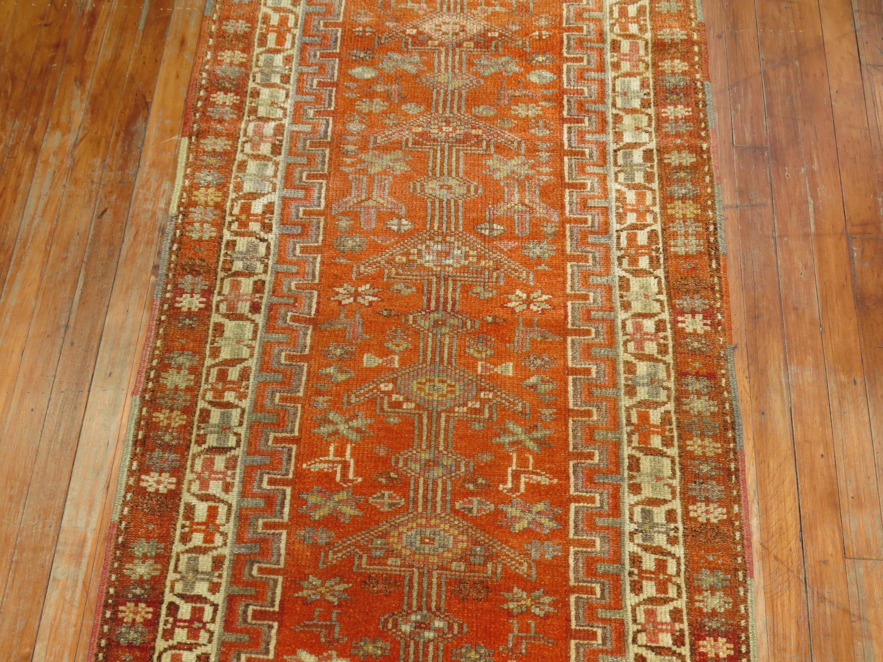 Türkischer anatolischer Vintage-Läufer in Orange im Zustand „Gut“ im Angebot in New York, NY