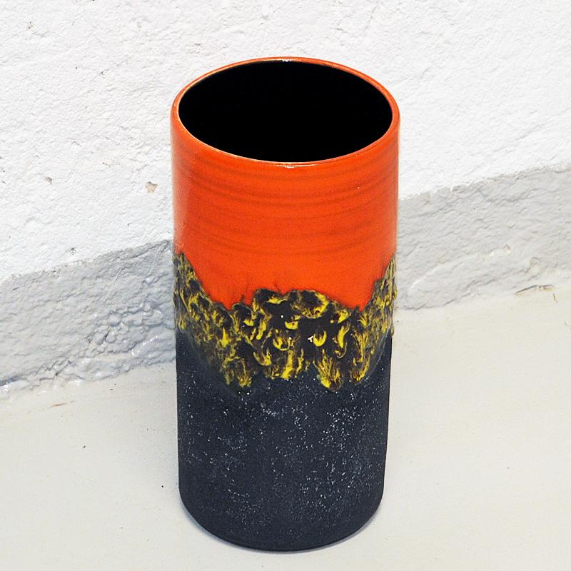 Schöne große und farbenfrohe orange/gelbe und anthrazitfarbene Vintage-Keramikvase aus Westdeutschland der 1970er Jahre. Rustikale zylinderförmige Vase aus Keramik, oben orange glasiert, unten gelb und grau, mit Reliefs. Innen kohlrabenschwarzer