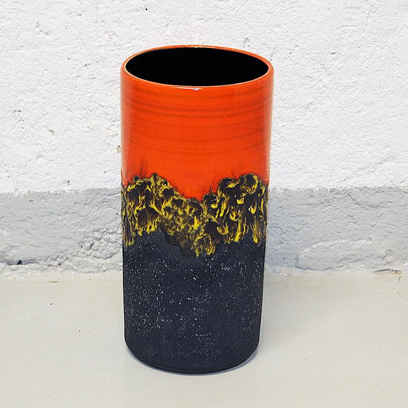 Orangefarbene farbenfrohe Vintage-Vase aus Keramik Westdeutschland 1970er Jahre im Zustand „Gut“ im Angebot in Stockholm, SE