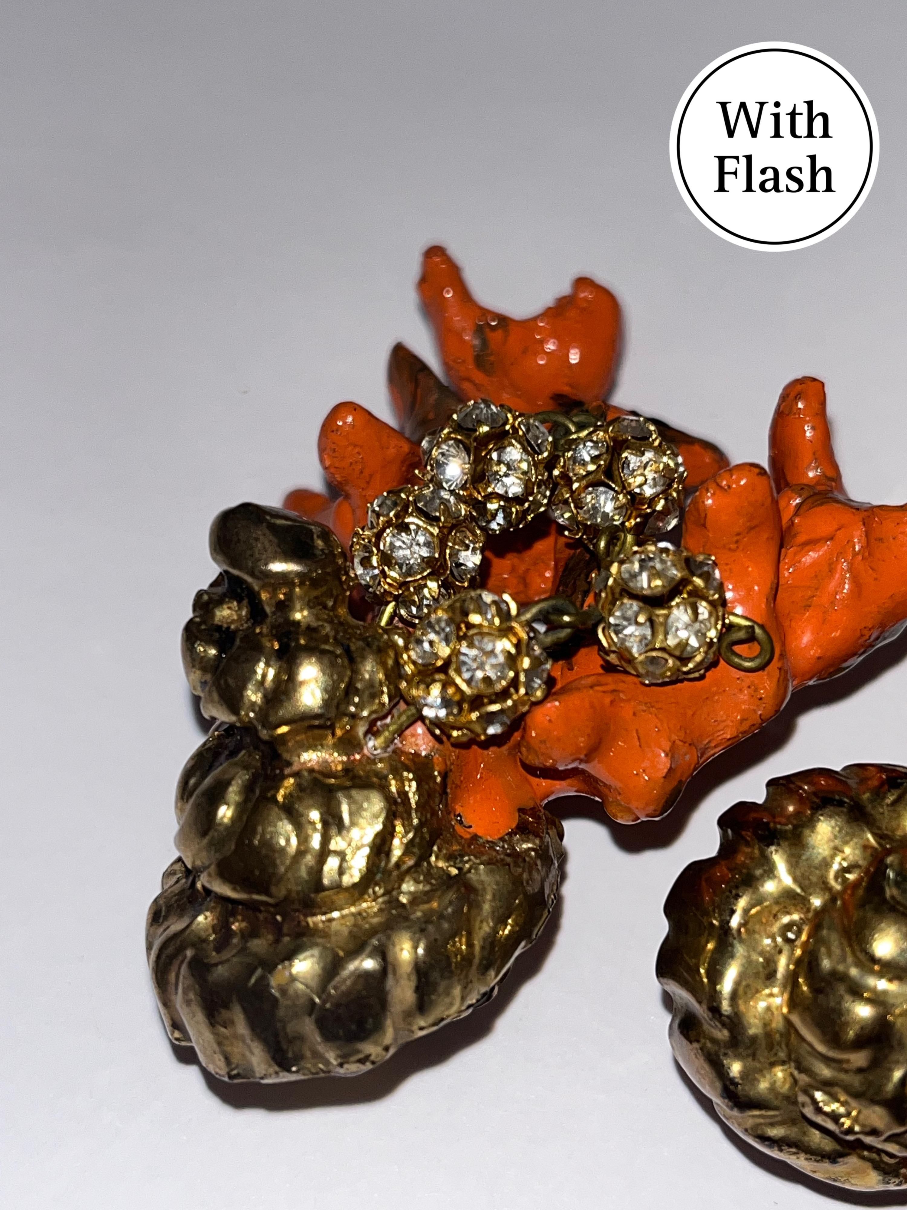 Orange Coral and Gold Seashell Clip-on Earrings by Christian Lacroix In Good Condition For Sale In PARIS, FR