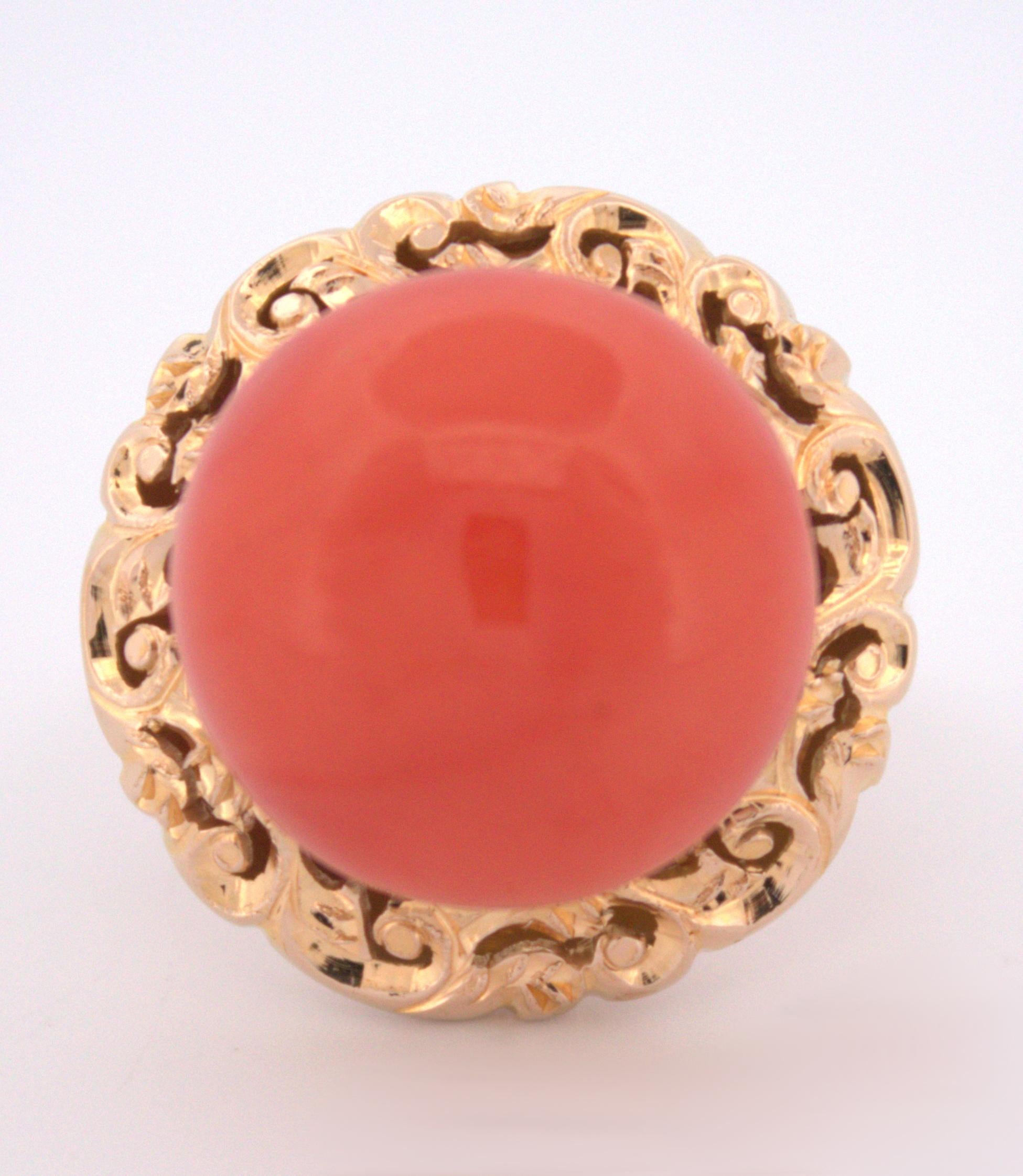 Mit (1) runde orange Koralle Knopf Cabochon 15 x 11 mm, Lünette in einem 18k Gelbgold offene Arbeit Scroll-Motiv Montage, Größe 6, Bruttogewicht 8,39 Gramm.