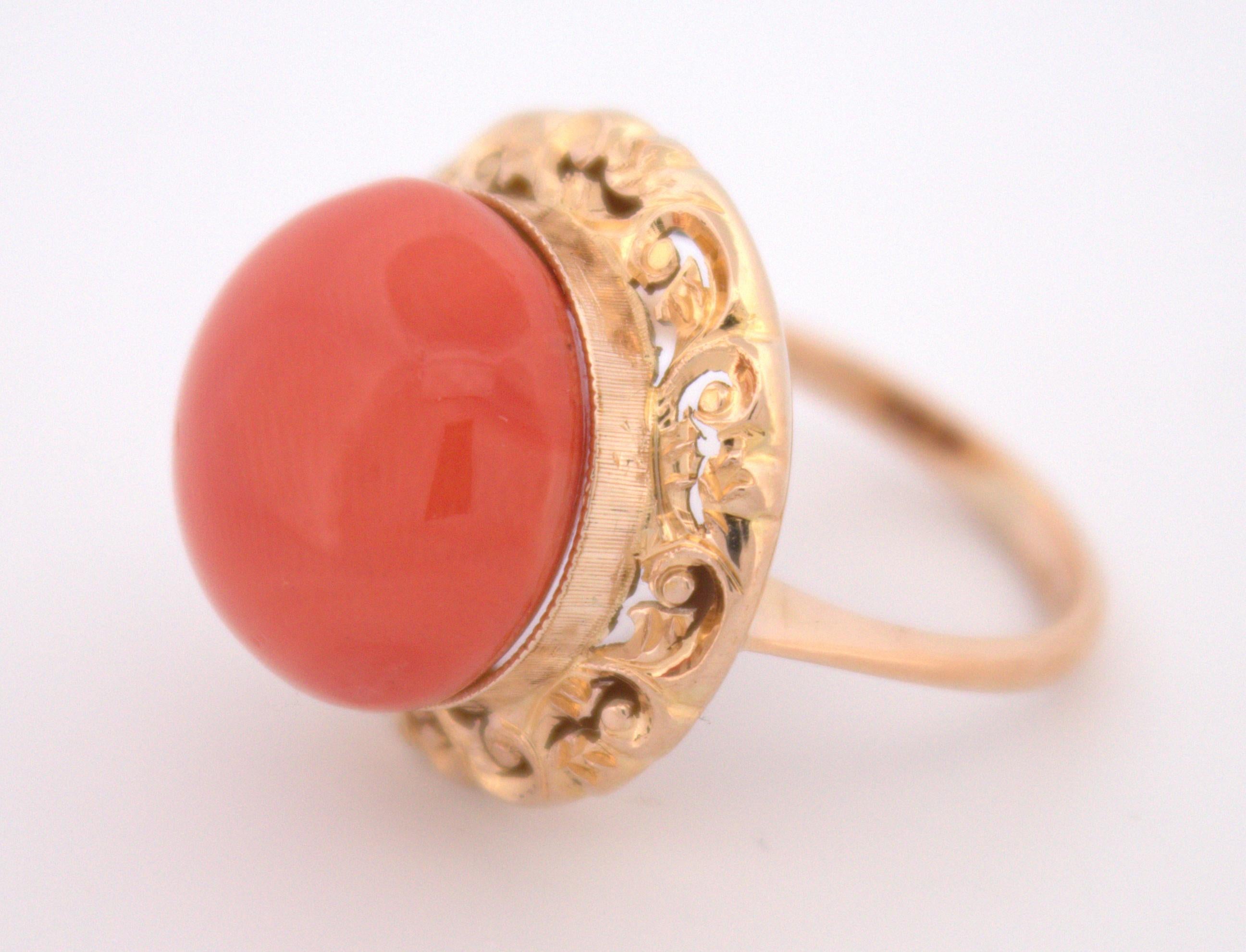 18 Karat Gelbgold Ring mit orangefarbenem Korallen-Cabochon im Zustand „Gut“ im Angebot in Pleasant Hill, CA