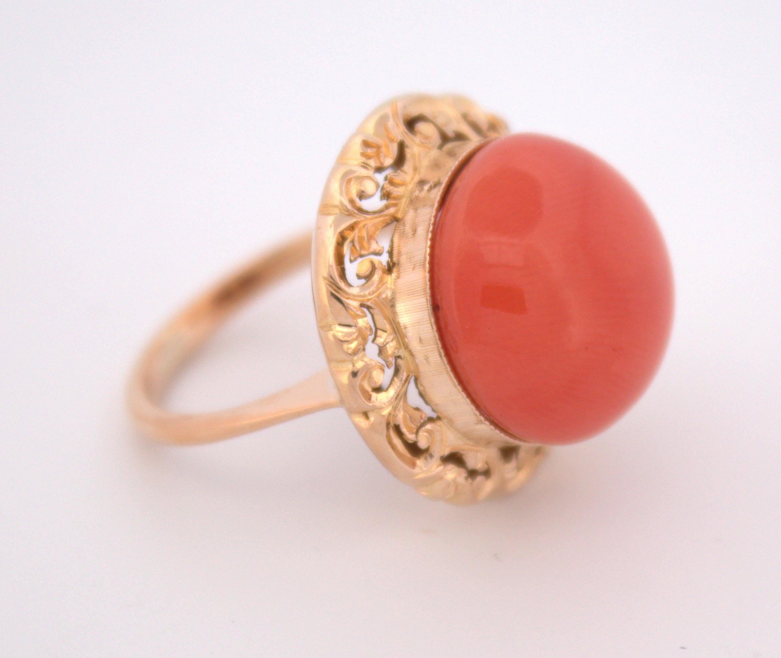 18 Karat Gelbgold Ring mit orangefarbenem Korallen-Cabochon für Damen oder Herren im Angebot