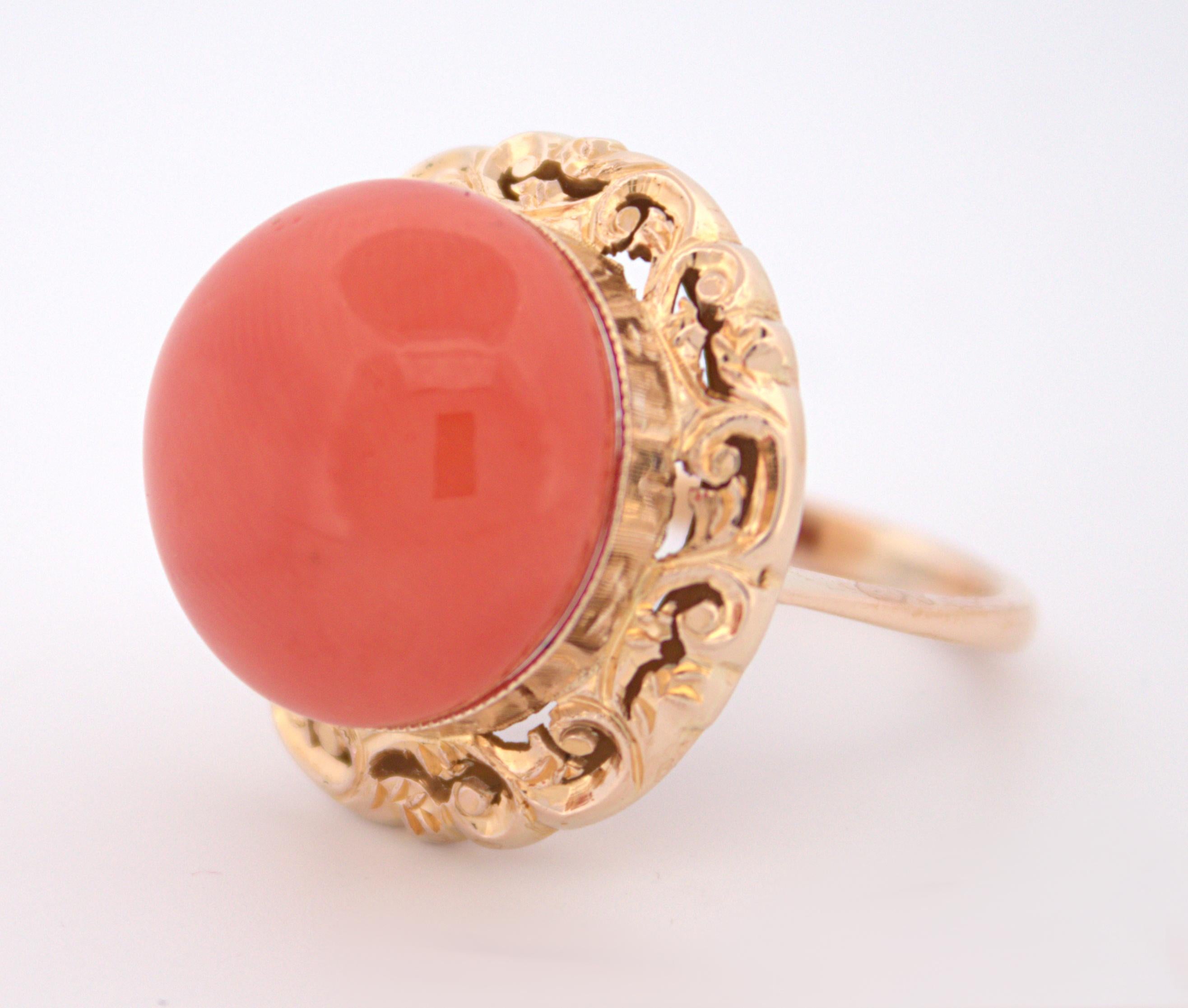 18 Karat Gelbgold Ring mit orangefarbenem Korallen-Cabochon im Angebot 1