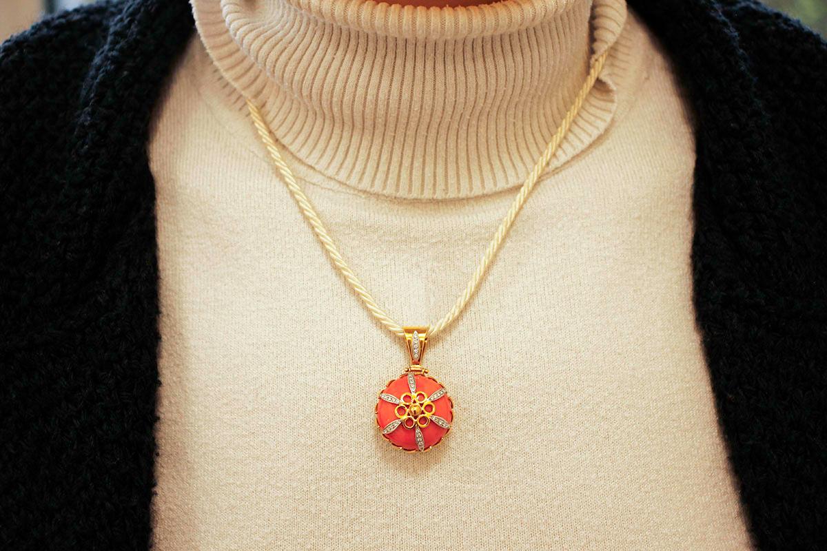 Orange Coral, Diamonds, 18 Karat Yellow Gold Pendant Necklace In Good Condition In Marcianise, Marcianise (CE)