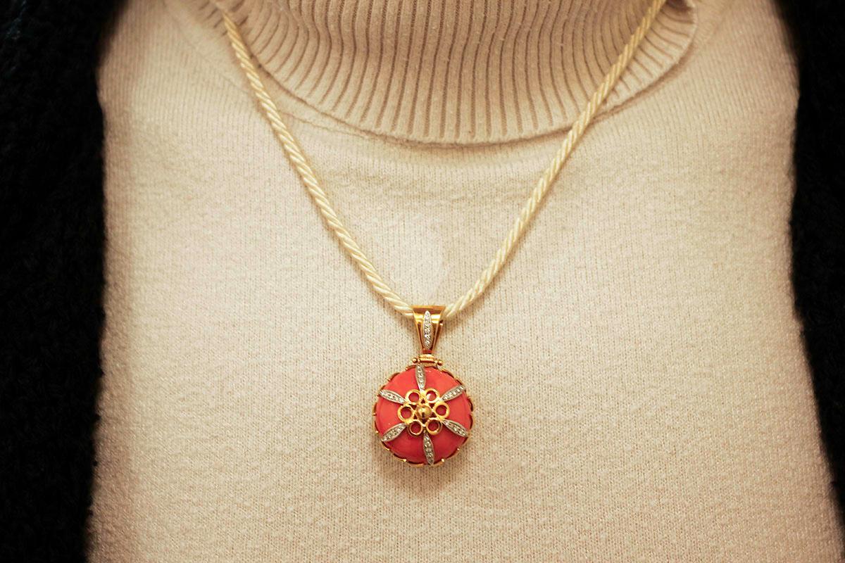 Women's Orange Coral, Diamonds, 18 Karat Yellow Gold Pendant Necklace