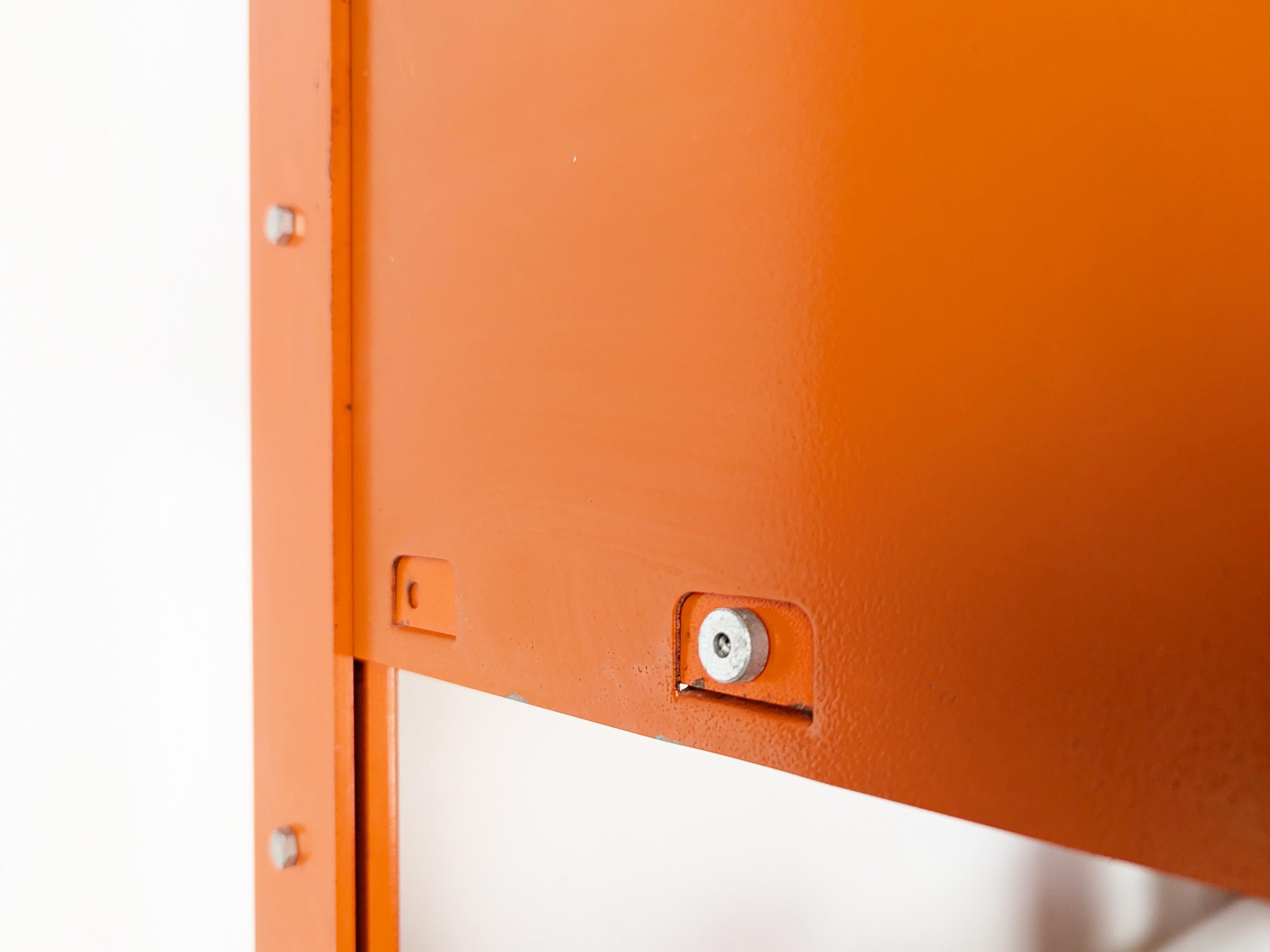 Librería Congreso independiente de acero Coral Naranja de Lips Vago, 1968 Pintado en venta