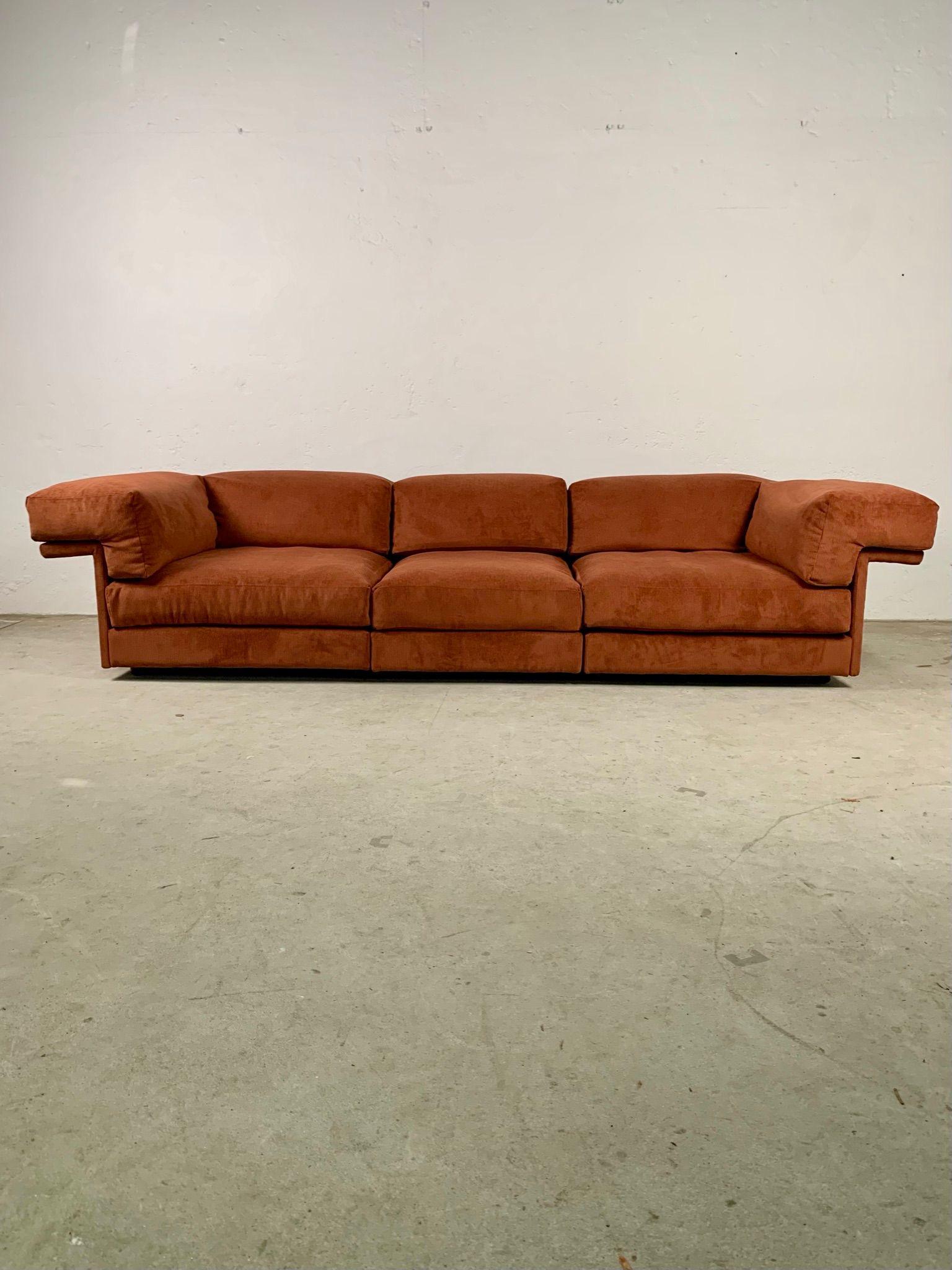 Orange corduroy four-seater sofa, 1970s 

Orange corduroy four-seater sofa with a shape typical of the 1970s. 
The fabric is new, but has been reconstructed true to the original. 

Excellent condition

Dimensions 280 x 105 x 60 h seat 40 h cm