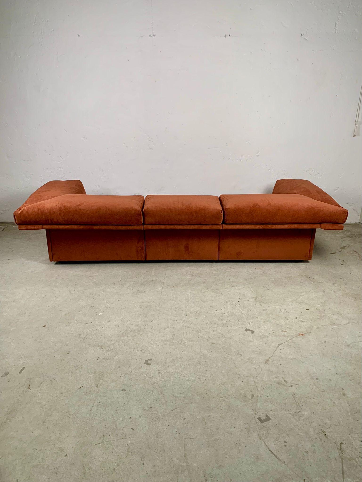 Viersitzer-Sofa aus Korduroy, Italien, 1970er Jahre  (Moderne) im Angebot