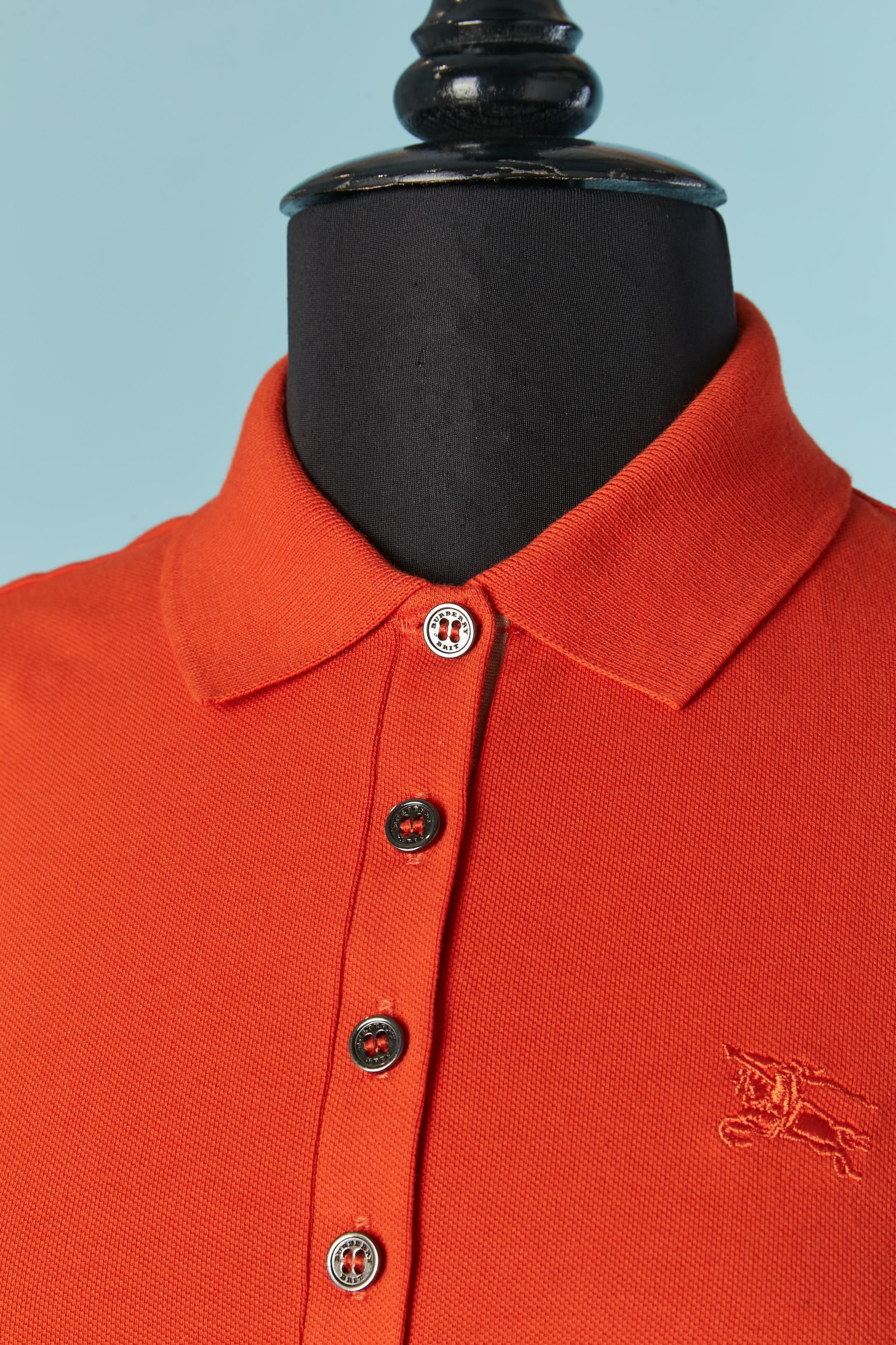 Polo in cotone arancione. Composizione del tessuto: 98% cotone, 2% elastene
Chiusura con bottone e asola con marchio sulla parte centrale del davanti + 1 bottone extra in dotazione.
Controlla il tessuto del modello all'interno