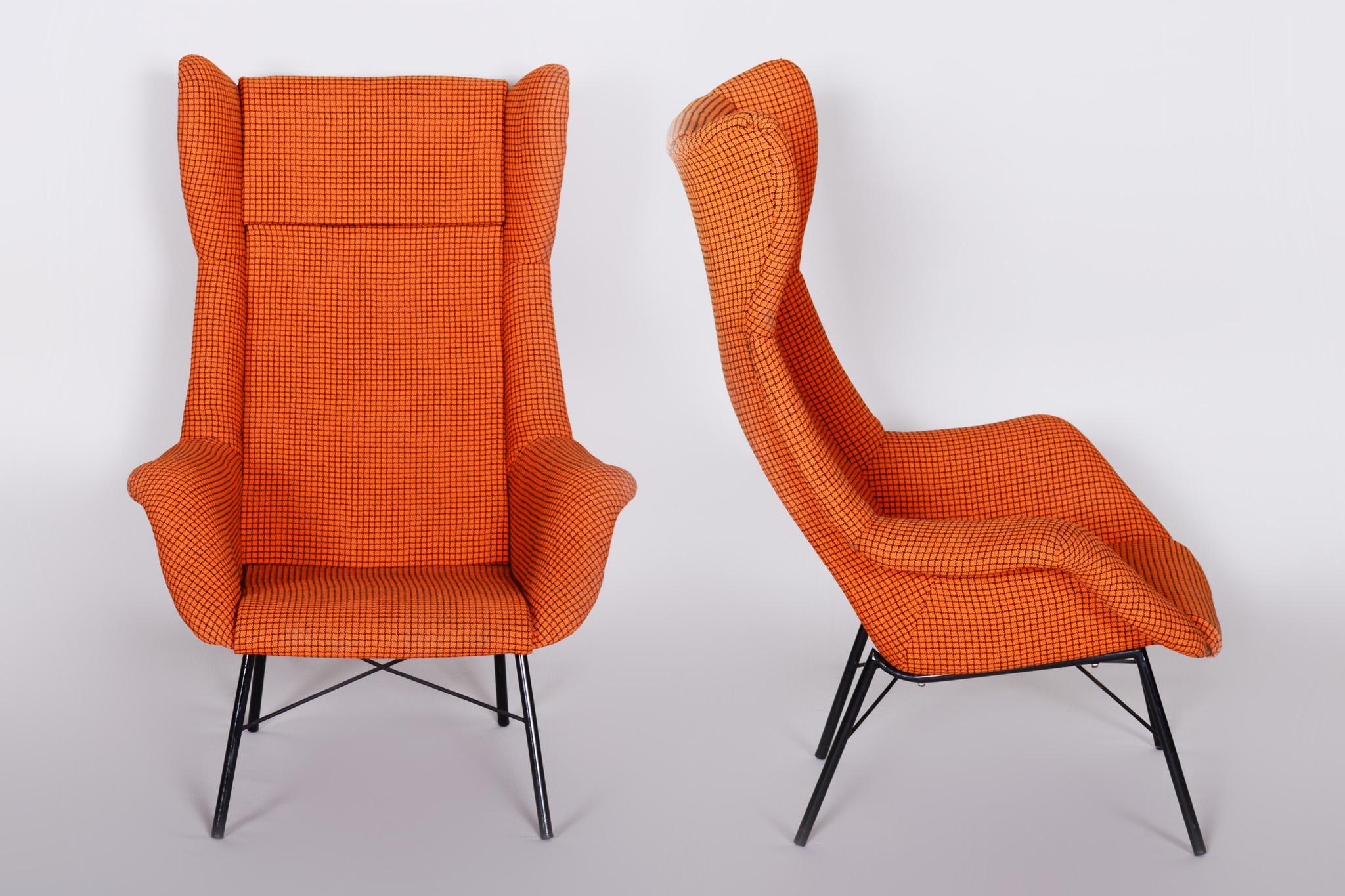 Paire de fauteuils, milieu du siècle dernier, Tchécoslovaquie
Entièrement restauré. Nouvelle sellerie en tissu d'origine. Période 1960-1969.





 