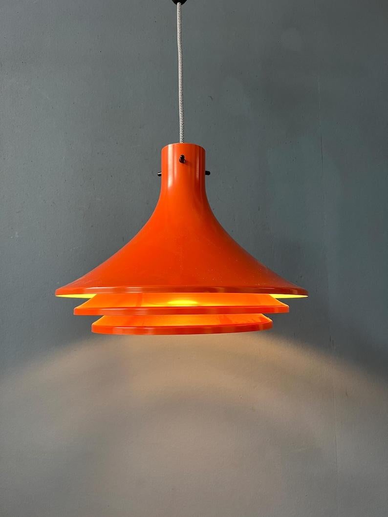 Lampada a sospensione a strati danese arancione della metà del secolo. Il paralume è realizzato in metallo e ha una lacca arancione/rossa lucida. La lampada richiede una lampadina E27/26 (standard).

Informazioni aggiuntive:
Materiali: