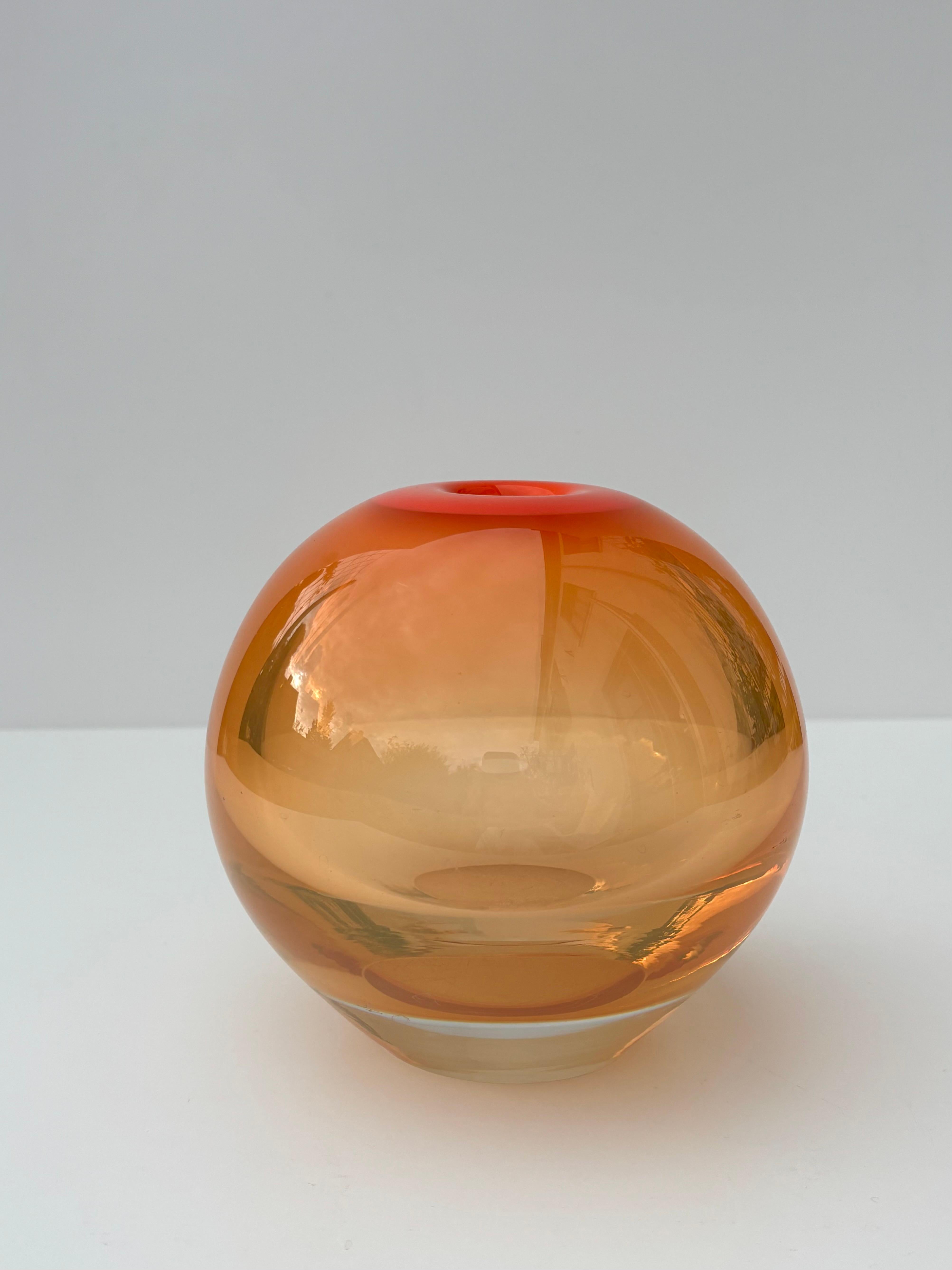 Mid-Century moderno Vaso arancione in vetro artistico massiccio danese moderno di Holmegaard, anni '60 in vendita