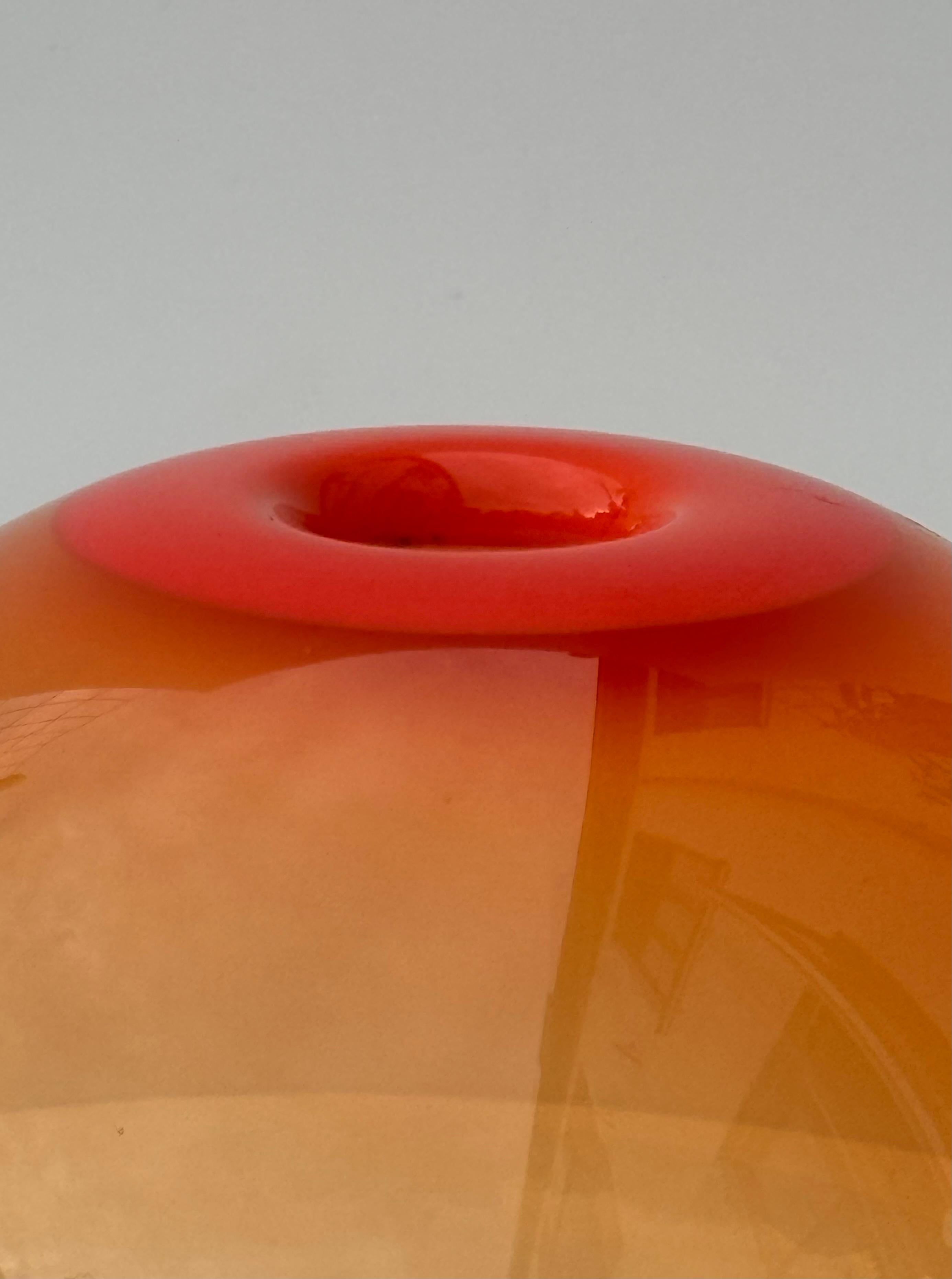 Fatto a mano Vaso arancione in vetro artistico massiccio danese moderno di Holmegaard, anni '60 in vendita