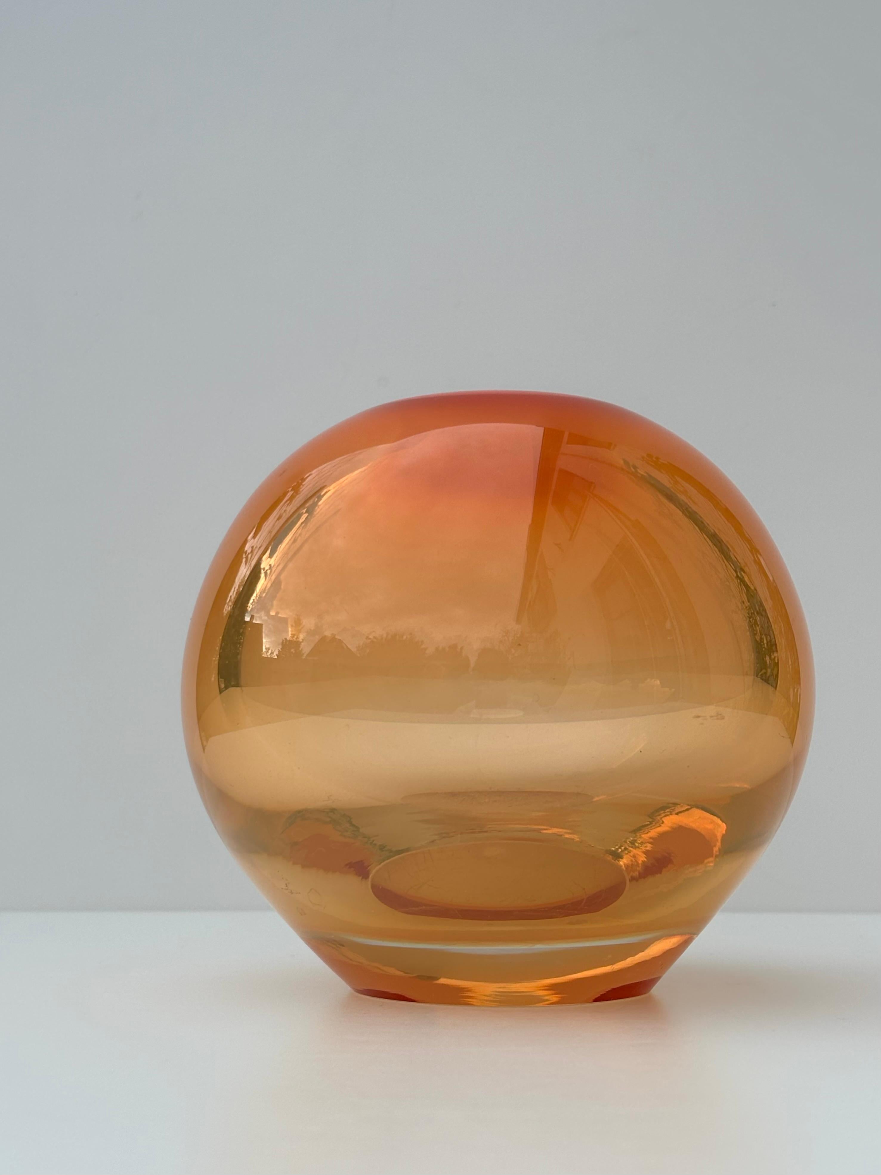 Vetro Vaso arancione in vetro artistico massiccio danese moderno di Holmegaard, anni '60 in vendita
