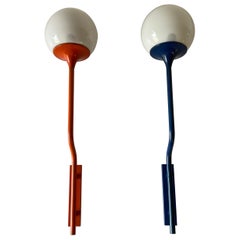 Coppia di applique in vetro con corpo metallico lungo arancione e blu scuro di Reggiani, anni '70, Italia