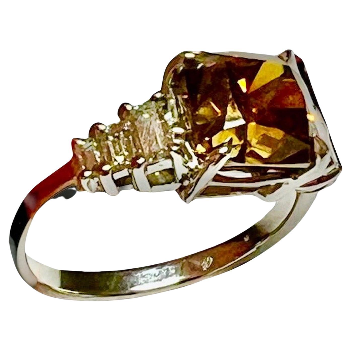 Dieser außergewöhnliche zertifizierte Ring NEW !  bestehend aus einem herrlichen Fancy-Deep-Orange-Diamanten von 4,02 Karat, zertifiziert IGI 2023, aus 18 Karat Weißgold.  Die harmonische Struktur mit 2 natürlichen weißen Diamanten montiert. Stil