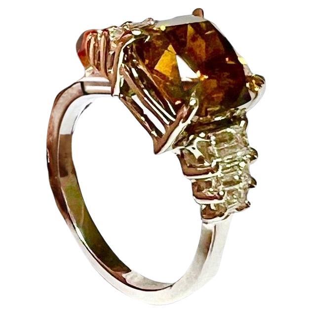 Orangefarbener Diamantring mit 4,02 Karat im Kissenschliff und 6 Diamanten mit Zertifikat! NEU im Angebot