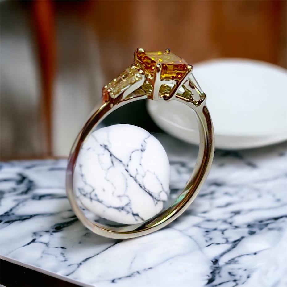 Dieser außergewöhnliche zertifizierte Ring NEW !  bestehend aus einem hervorragenden Fancy-Deep-Orange-Diamanten von 0,8 Karat, zertifiziert IGI 2023, in 18 Karat Weißgold.  Die harmonische Struktur mit 2 natürlichen weißen Diamanten montiert. Stil
