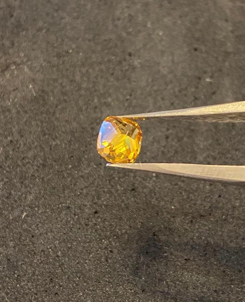 Orangefarbener Diamantring mit Kissenschliff und 2 Diamanten mit Zertifikat! NEU (Moderne) im Angebot