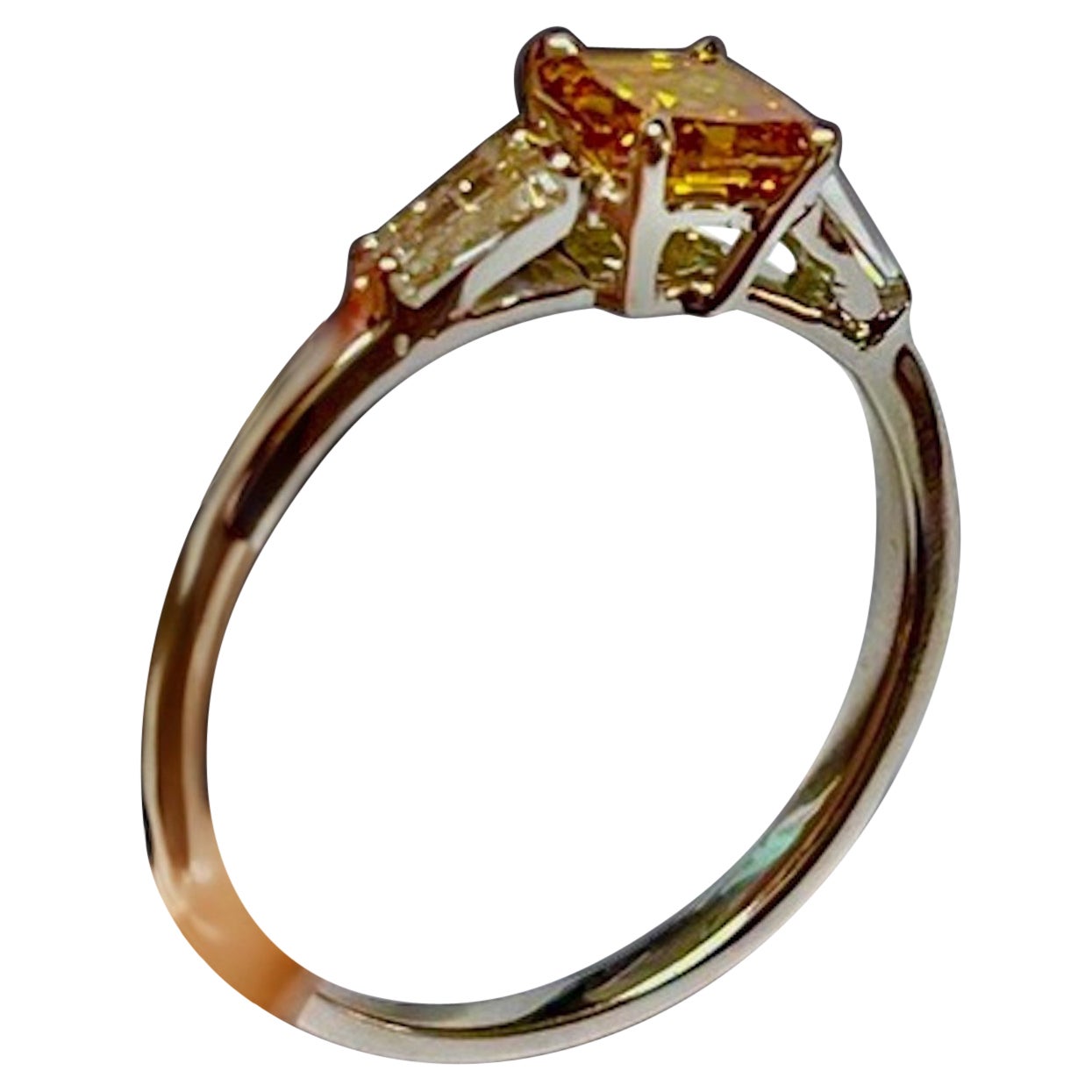 Orangefarbener Diamantring mit Kissenschliff und 2 Diamanten mit Zertifikat! NEU im Angebot