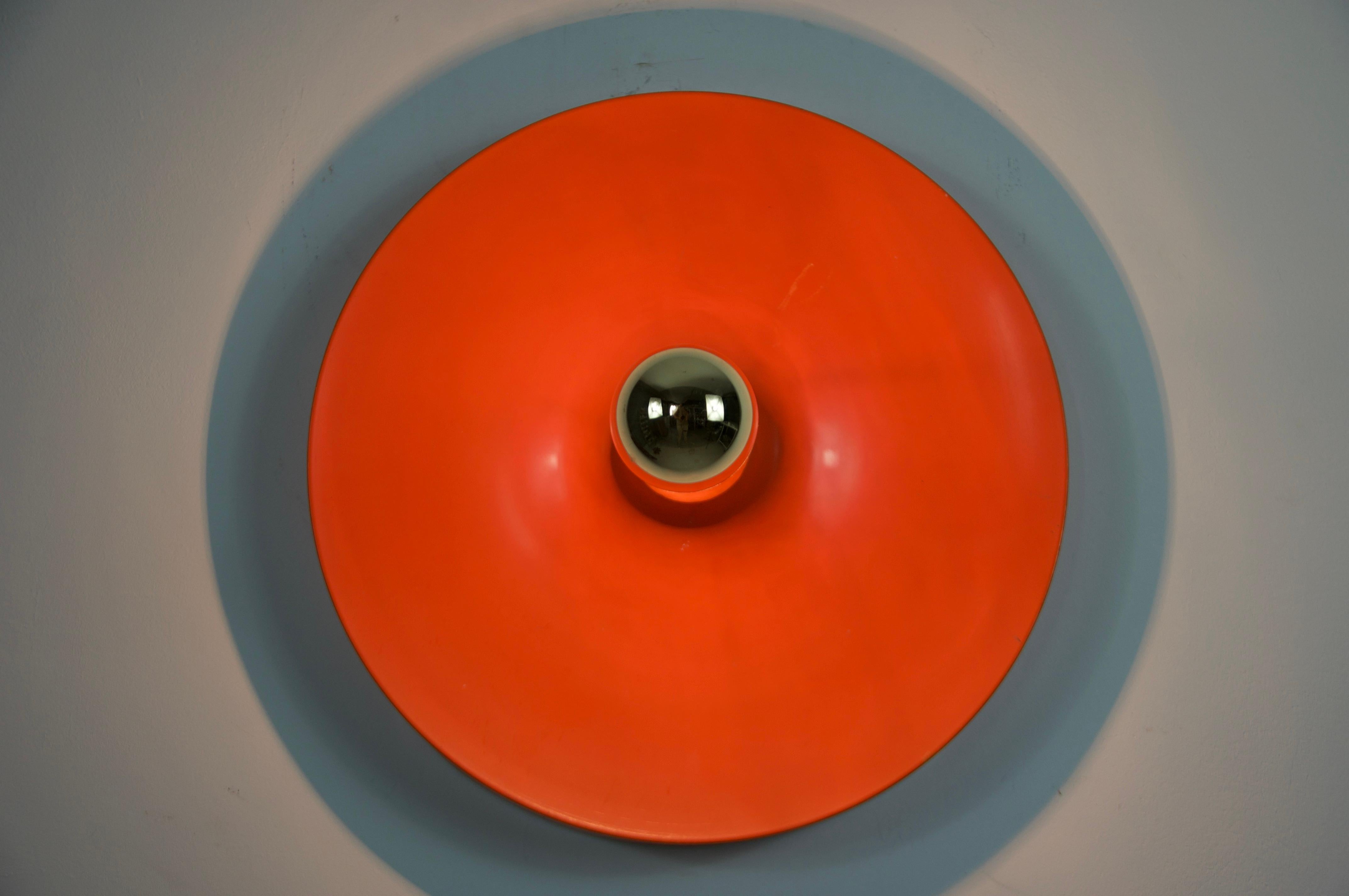 Aplique o Flushmount en forma de disco naranja de Cosack, años 60 Moderno de mediados de siglo en venta