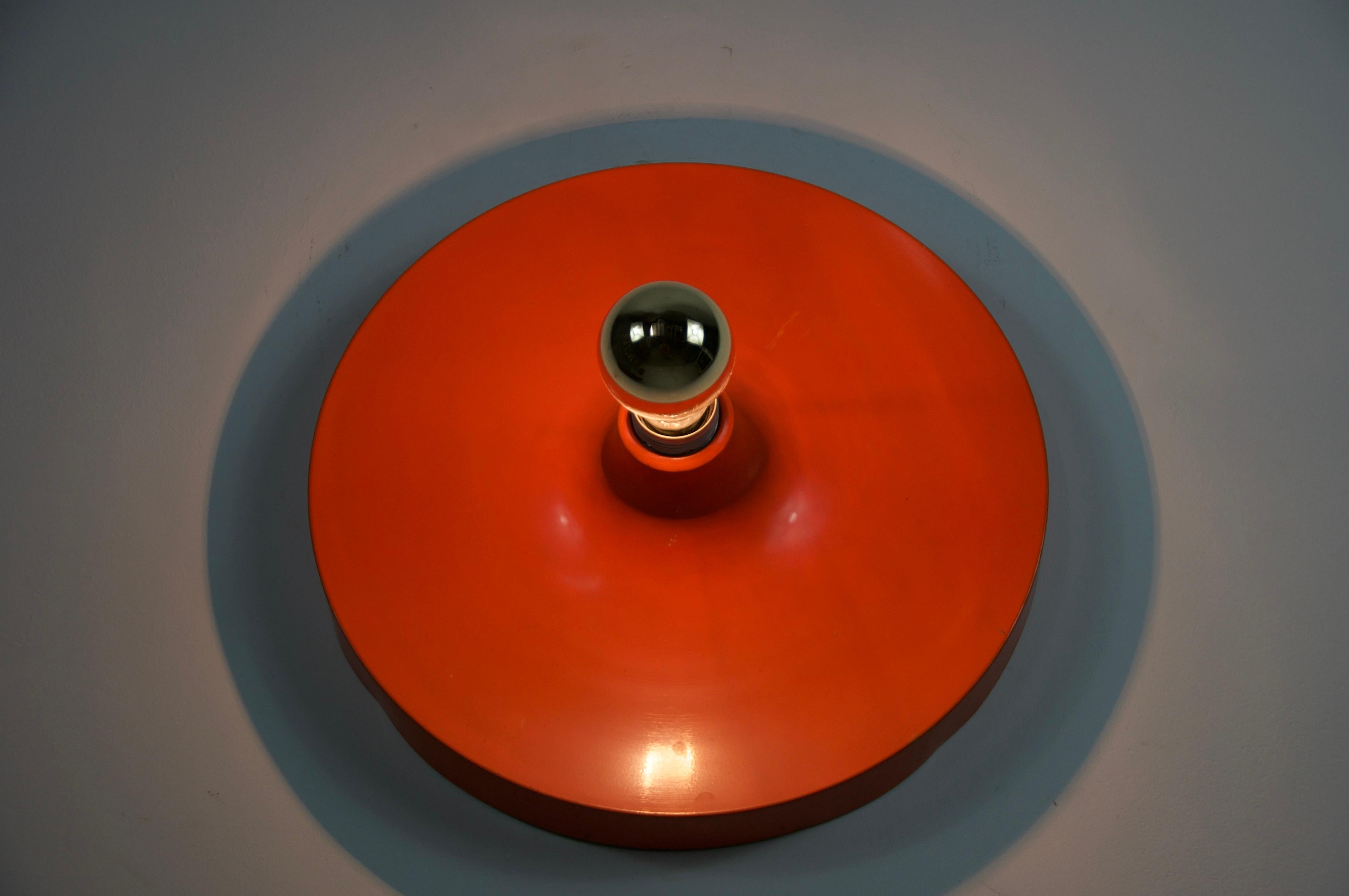 Aplique o Flushmount en forma de disco naranja de Cosack, años 60 en Bueno estado para la venta en Hagenbach, DE