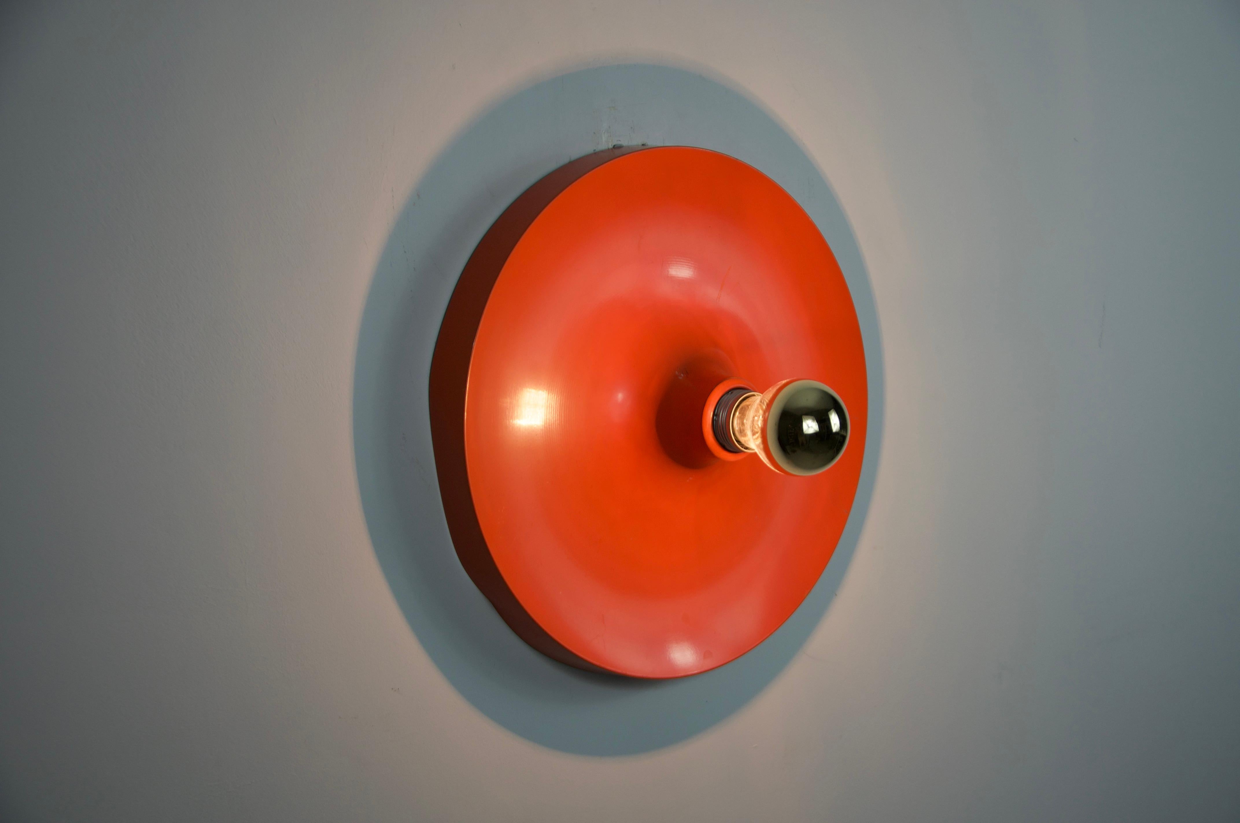 Aplique o Flushmount en forma de disco naranja de Cosack, años 60 Metal en venta