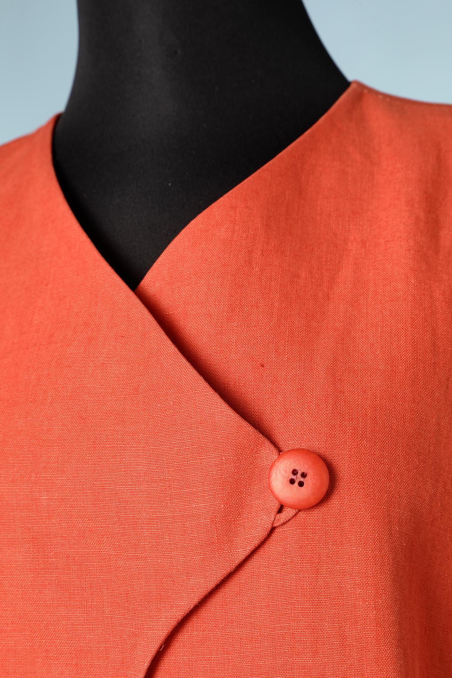 Robe en lin orange avec devant asymétrique. 
Composition de la doublure : acétate et rayonne 
Pochette sur les deux côtés. Pad d'épaule. 
TAILLE 38 (Fr) M 