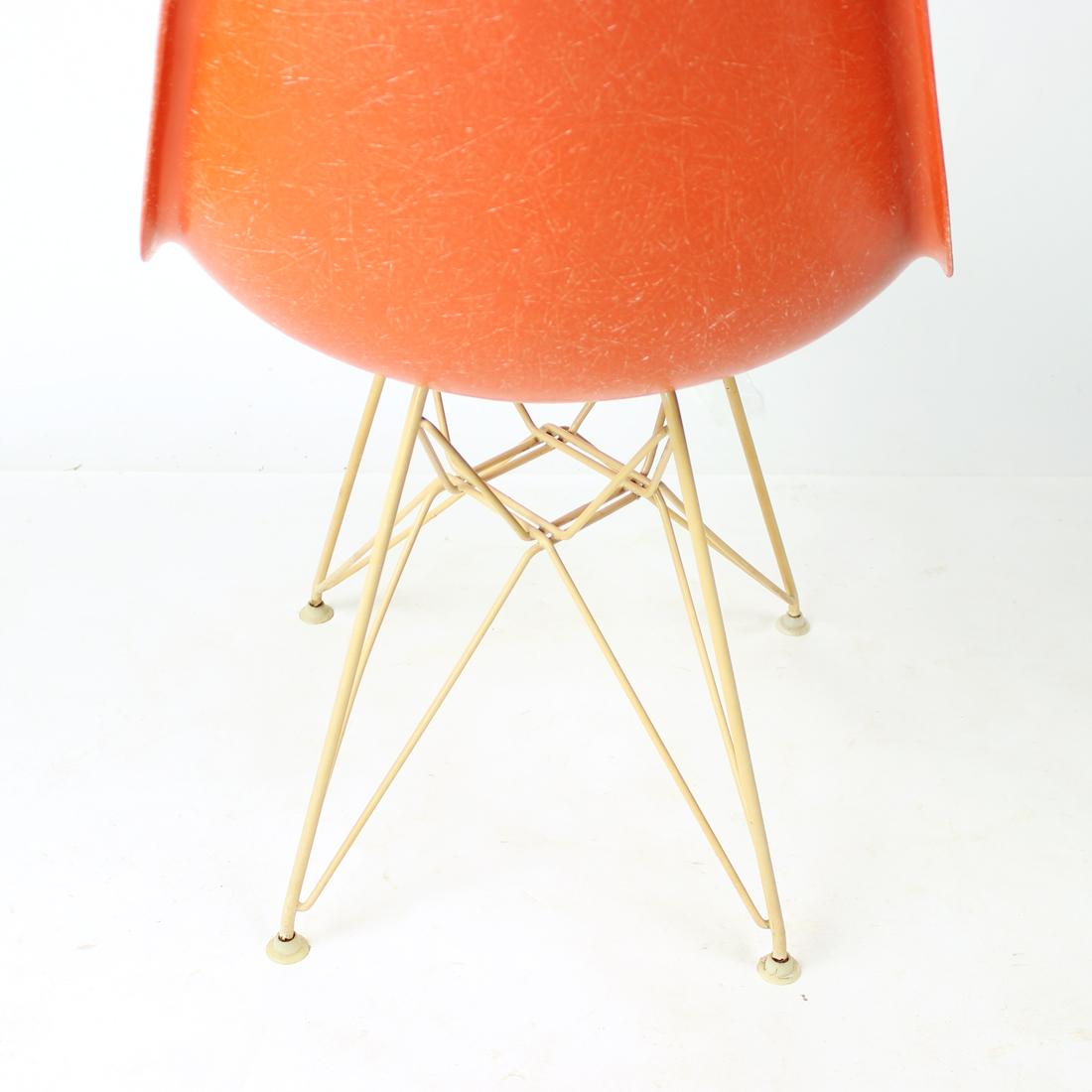 Sedia a conchiglia Eiffel arancione di Charles and Ray Eames per Herman Miller, anni '60 in vendita 1