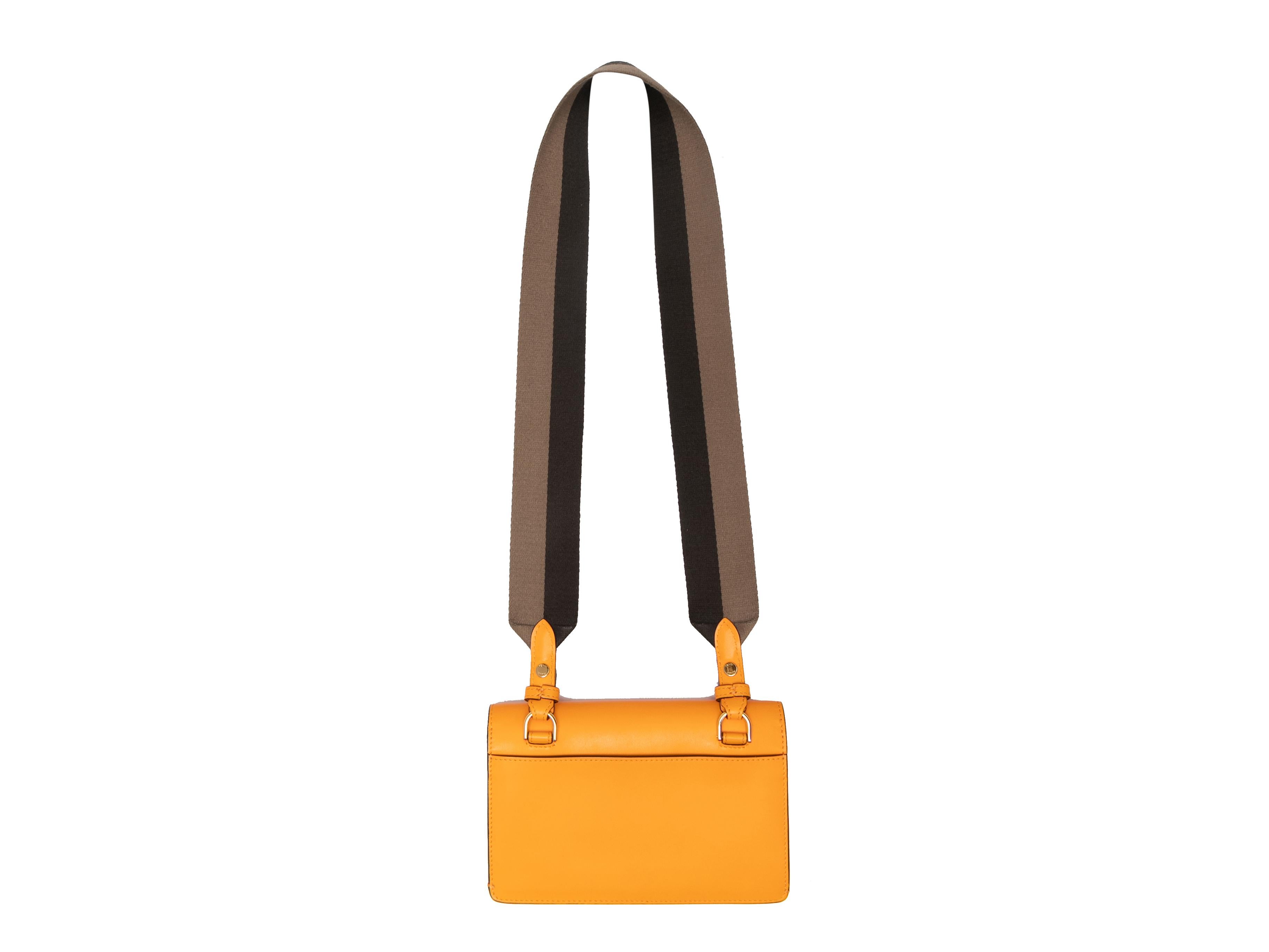 Orangefarbene Fendi Mini Crossboy Tasche. Diese Crossbody hat einen Lederkörper, goldfarbene Beschläge, einen einzelnen flachen Schulterriemen und einen Logo-Klappenverschluss vorne. 8