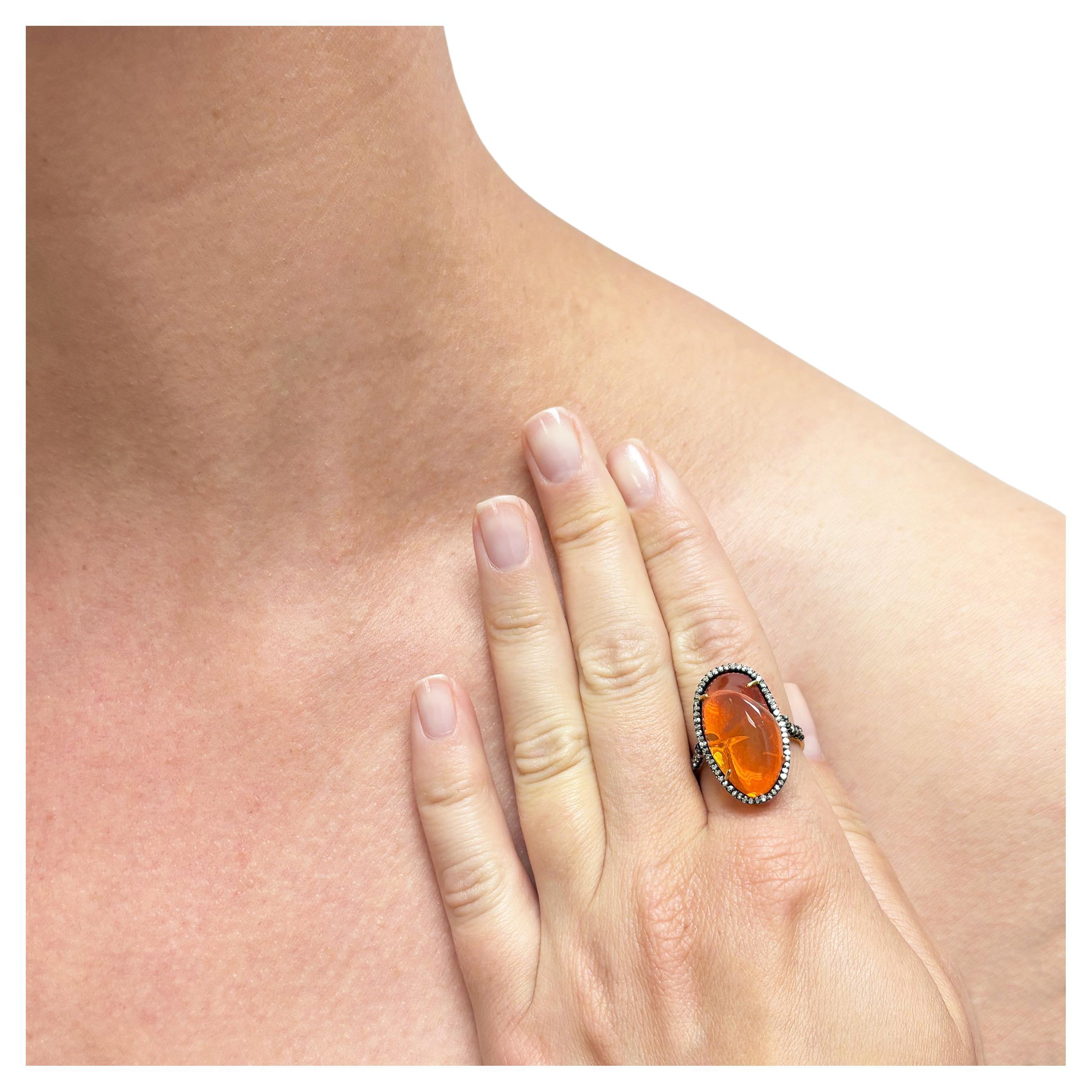 Anello con opale di fuoco arancione e pavé di diamanti