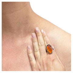 Anello con opale di fuoco arancione e pavé di diamanti