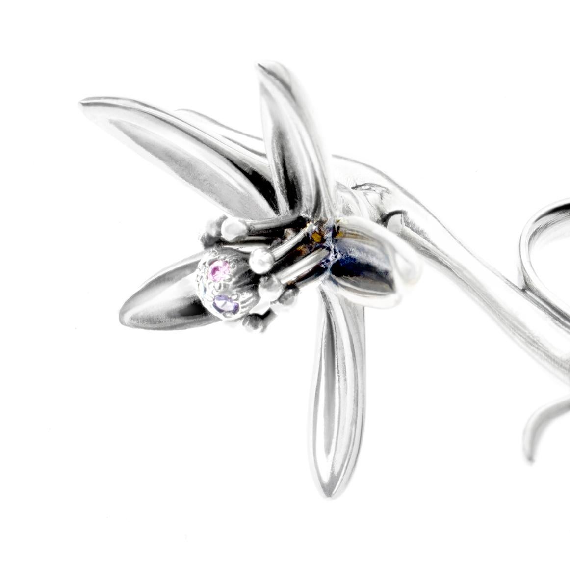 Este Anillo de Cóctel Flor Naranja de Oro Blanco de 18 Kilates con Diamantes y Espinela apareció en un editorial de Vogue UA. Diseñado por la pintora al óleo Polya Medvedeva, este anillo fue creado por un talentoso joyero francés en París, mientras