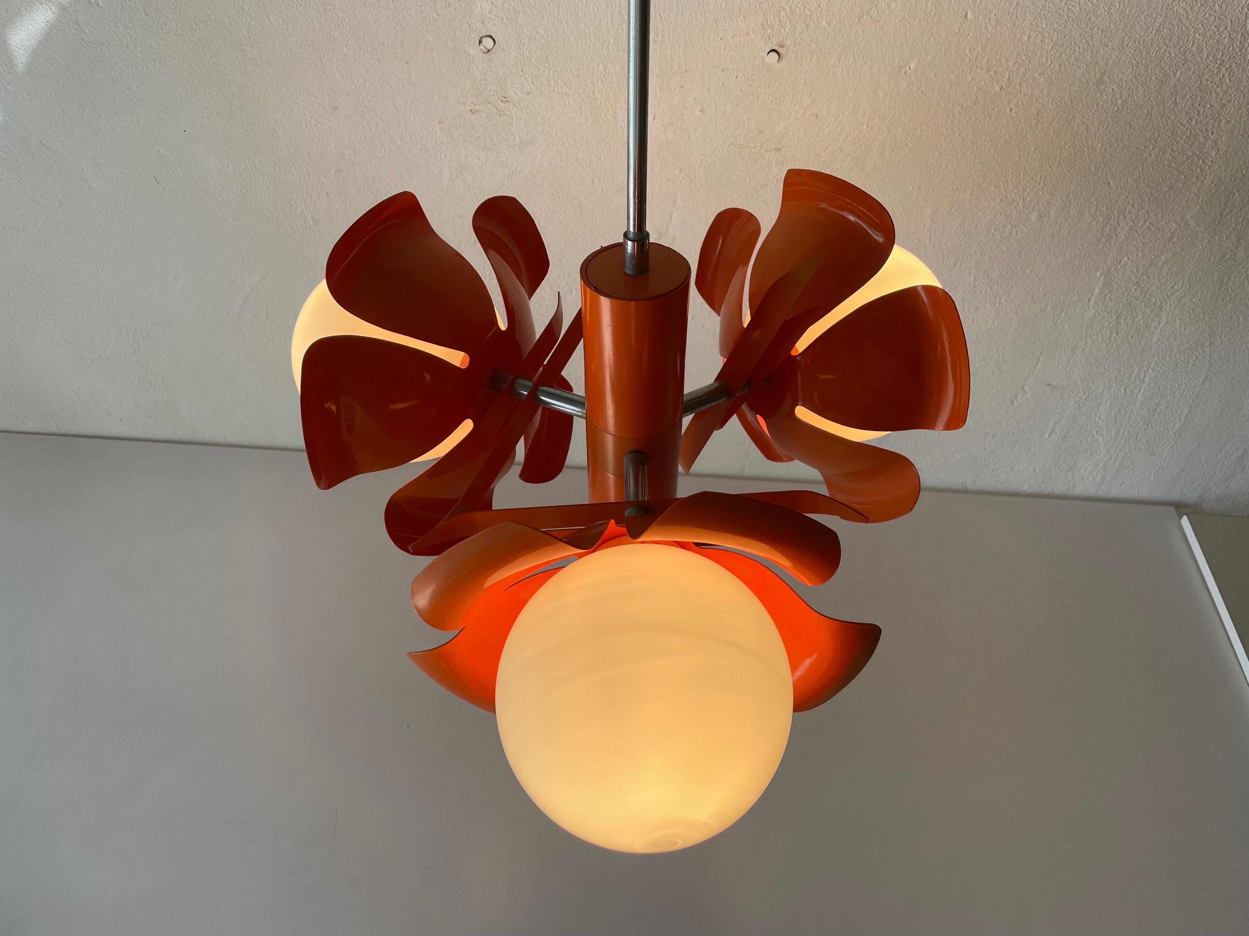 Lampada da soffitto A Space Age con design a fiori arancioni, anni '70, Italia in vendita 3