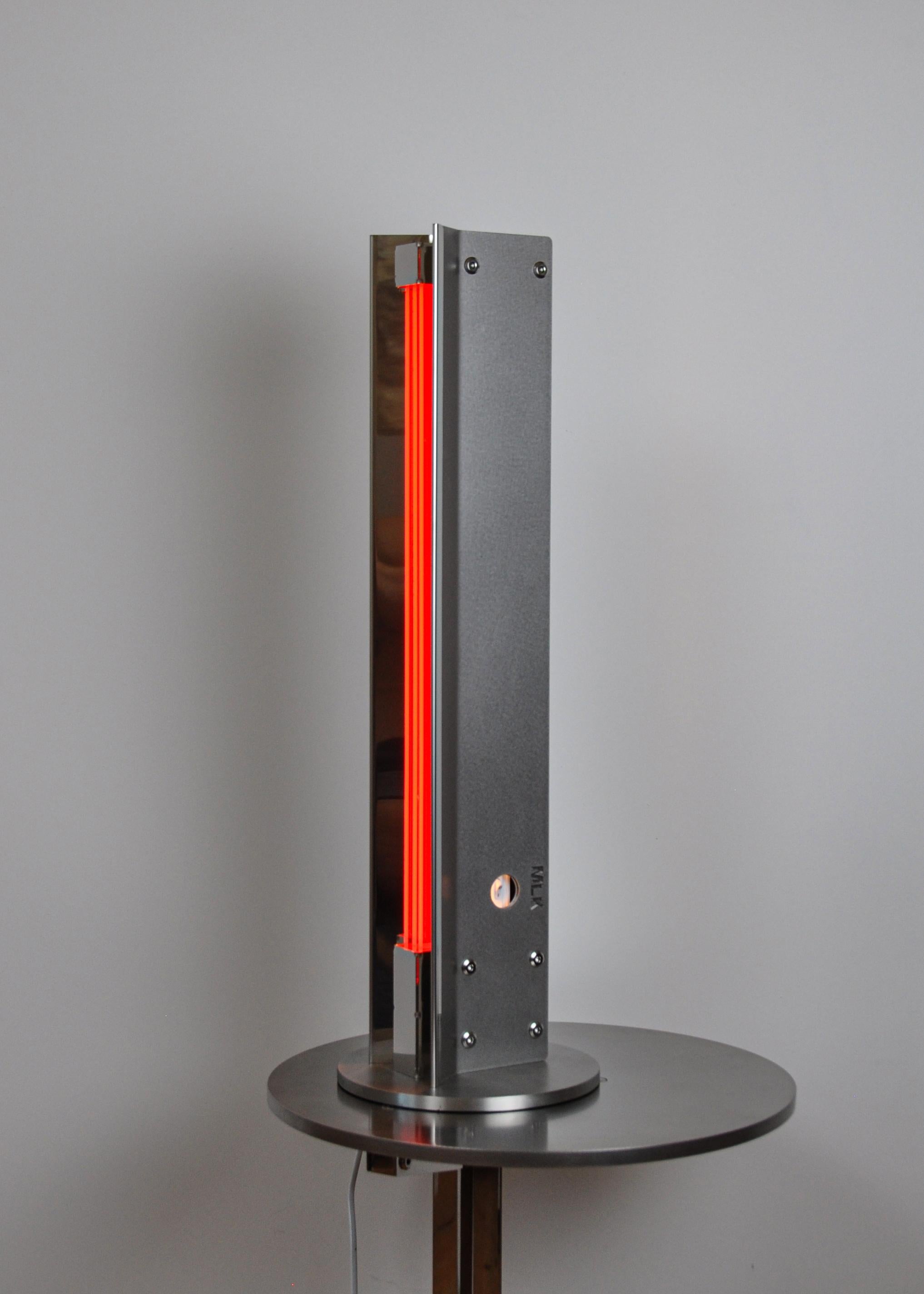 Lampada Ne600 Plus arancione fluo di MLK Furniture
Dimensioni: D 20 x L 20 x H 63 cm.
Materiali: Acciaio inossidabile, acrilico.

Disponibile anche in ottone, rame o acciaio inossidabile. Contattateci.

La lampada Ne600 Plus è dotata di una doppia