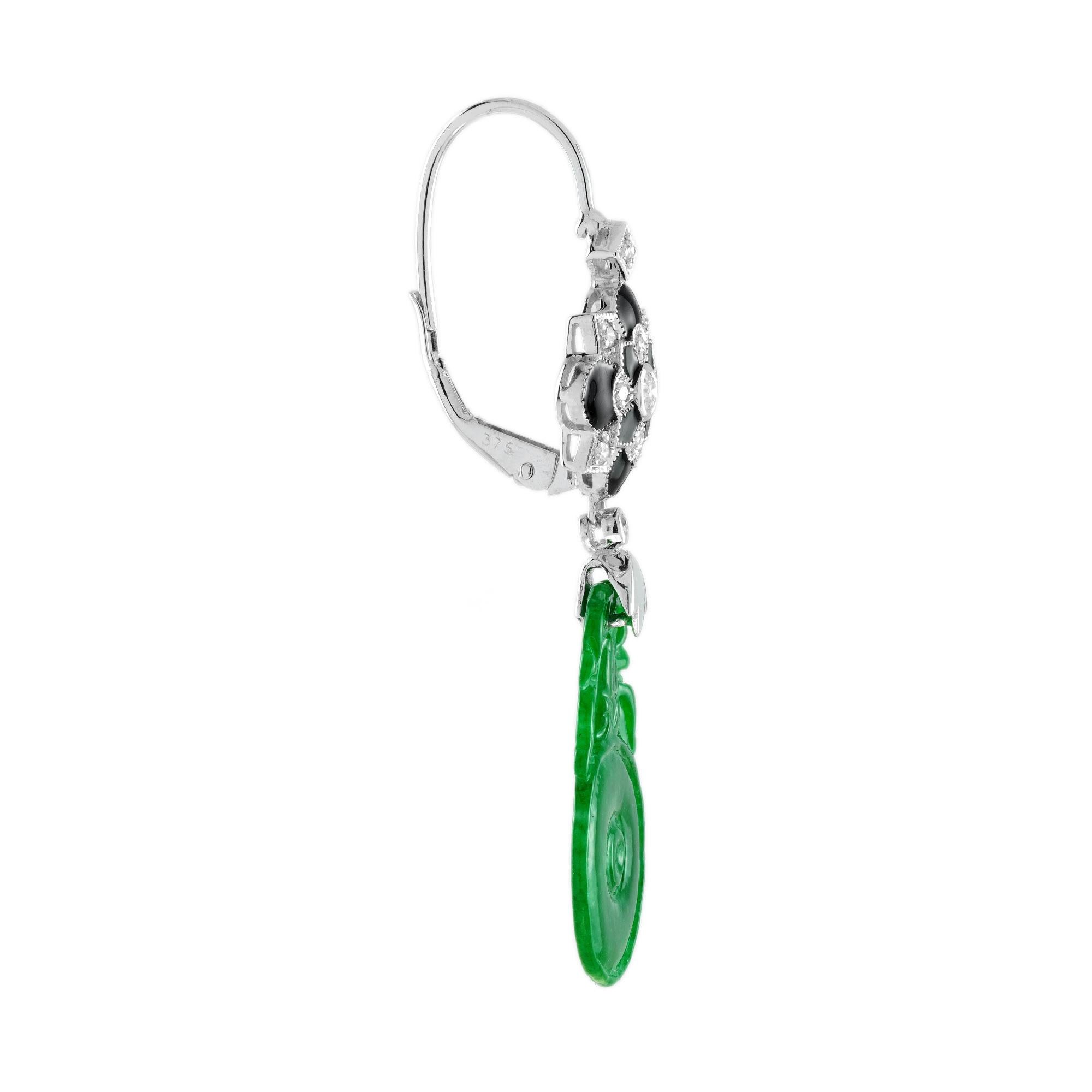 Die natürliche Jade in diesen schönen Ohrringen hat eine ganz besondere Form. Beide Stücke haben eine kräftige grüne Farbe und gut orangefarbene Fruchtschnitzereien. Die Jade hängt in einer Fassung aus 9 Karat Weißgold mit einem floralen Diamanten